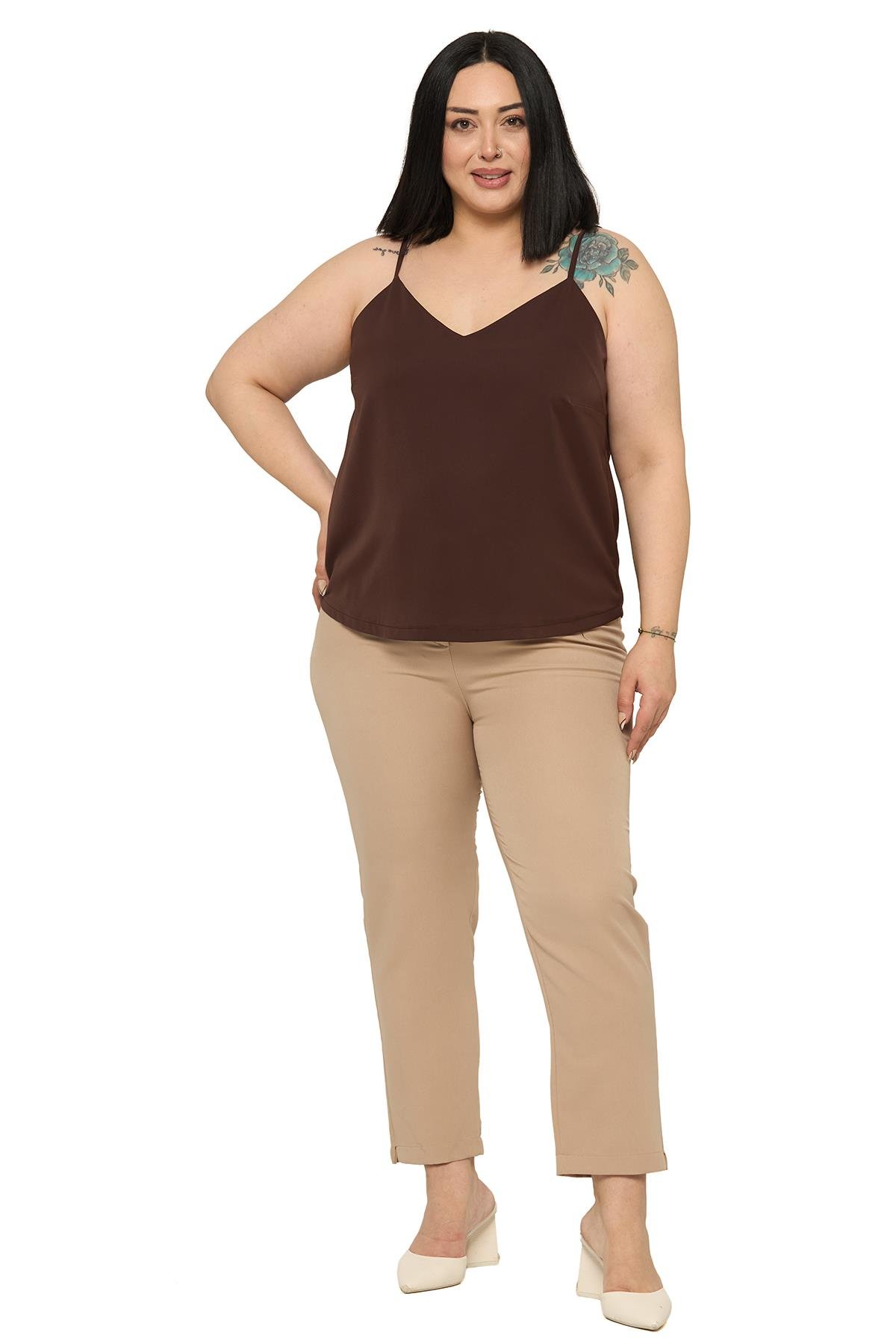 BluzDisentis Modest Büyük Beden Ayarlanabilir İnce Askılı V Yaka Kahverengi BluzDISENTIS MODESTBüyük Beden Ayarlanabilir İnce Askılı V Yaka Kahverengi Bluz