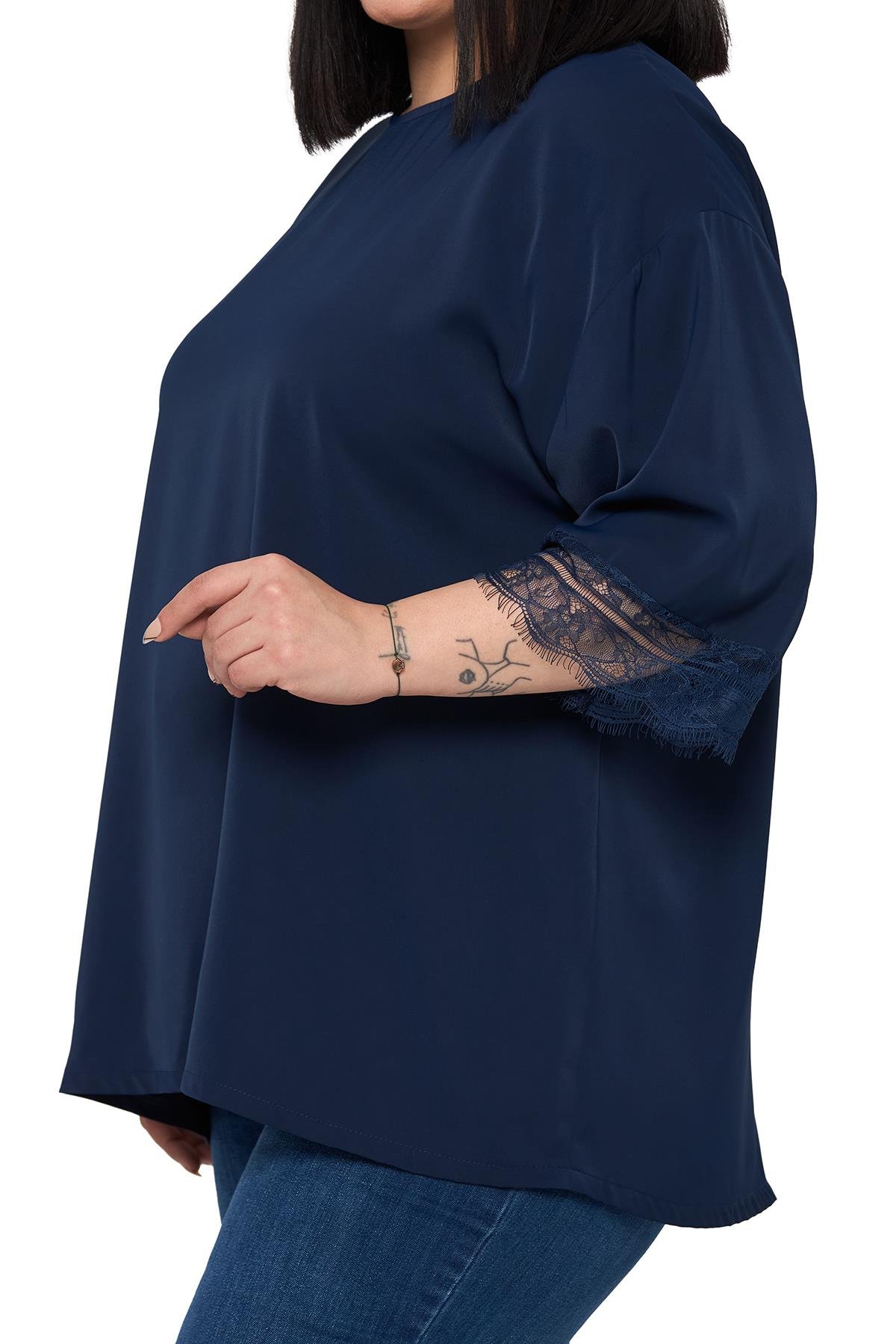 BluzDisentis Modest Büyük Beden Dantel Detaylı Yarım Kol Lacivert BluzDISENTIS MODESTBüyük Beden Dantel Detaylı Yarım Kol Lacivert Bluz