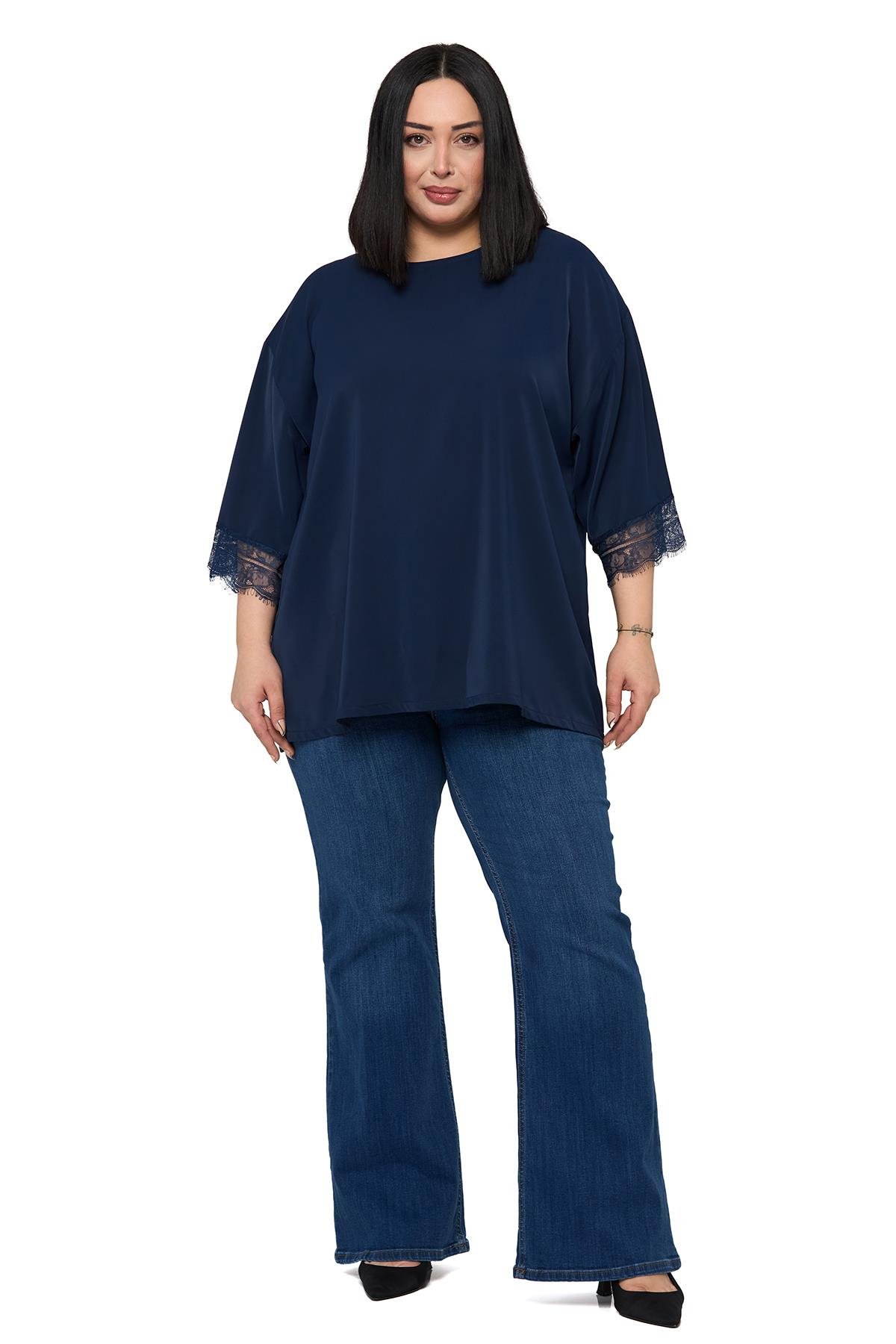 BluzDisentis Modest Büyük Beden Dantel Detaylı Yarım Kol Lacivert BluzDISENTIS MODESTBüyük Beden Dantel Detaylı Yarım Kol Lacivert Bluz