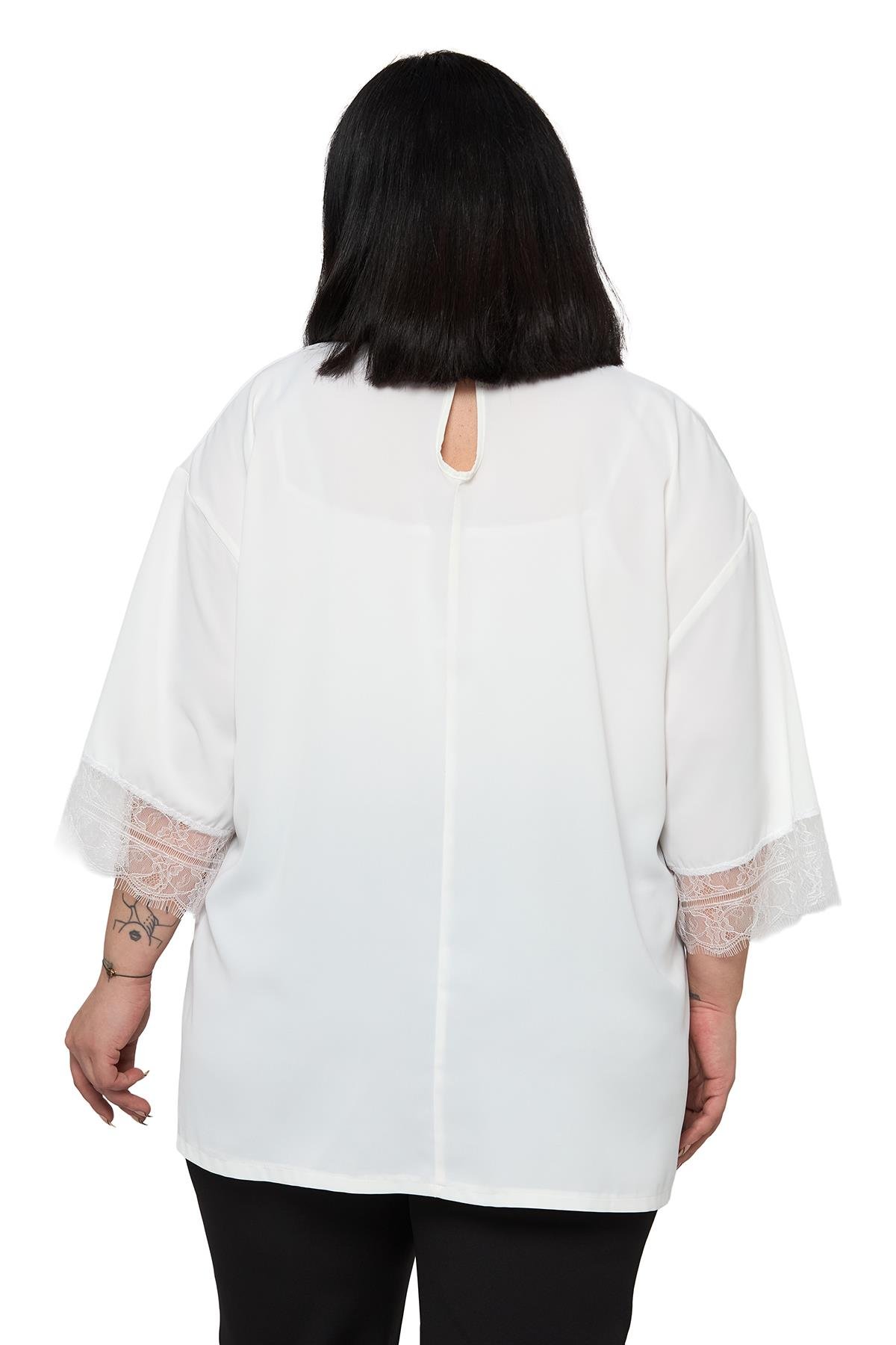BluzDisentis Modest Büyük Beden Dantel Detaylı Yarım Kol Beyaz BluzDISENTIS MODESTBüyük Beden Dantel Detaylı Yarım Kol Beyaz Bluz