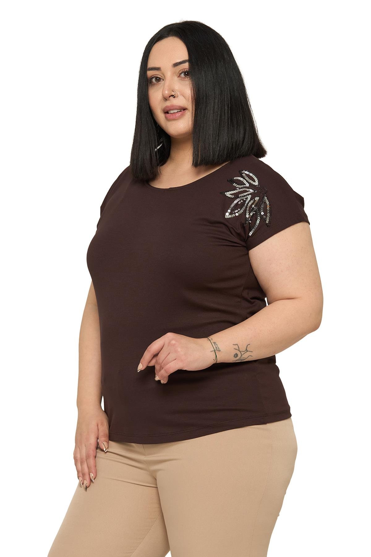 BluzDisentis Modest Büyük Beden Düşük Kısa Kollu Omuzda Yaprak Desenli Kahverengi BluzDISENTIS MODESTBüyük Beden Düşük Kısa Kollu Omuzda Yaprak Desenli Kahverengi Bluz