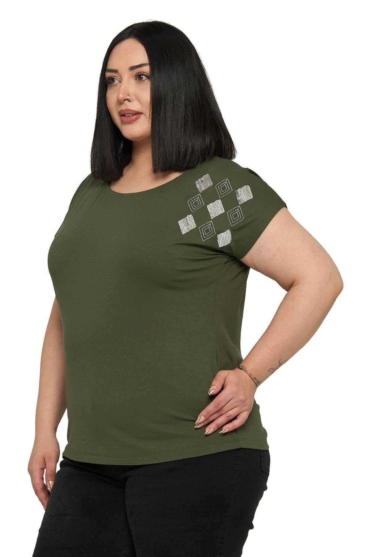 BluzDisentis Modest Büyük Beden Düşük Kısa Kollu Omuzda Baklava Desenli Haki BluzDISENTIS MODESTBüyük Beden Düşük Kısa Kollu Omuzda Baklava Desenli Haki Bluz