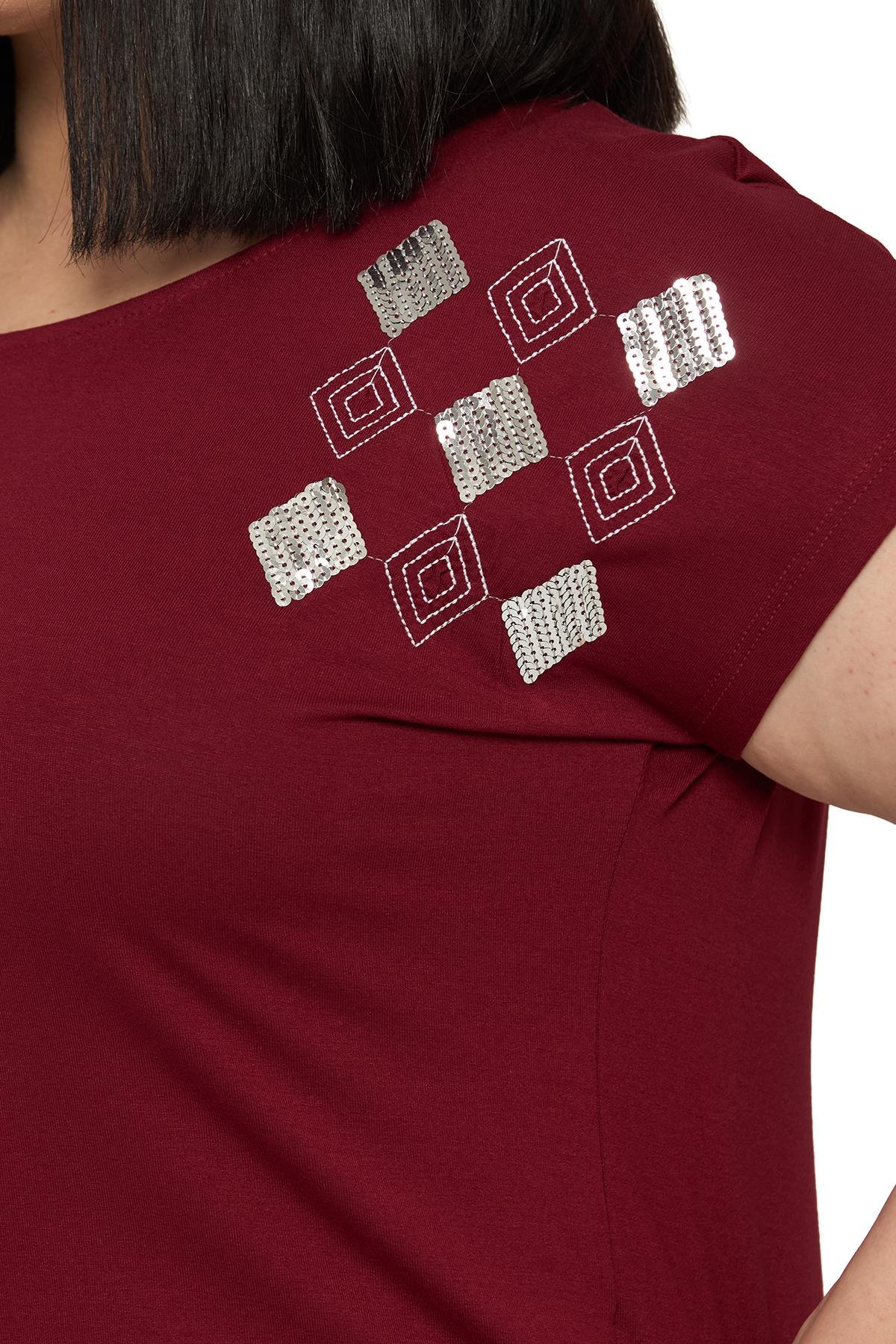 BluzDisentis Modest Büyük Beden Düşük Kısa Kollu Omuzda Baklava Desenli Bordo BluzDISENTIS MODESTBüyük Beden Düşük Kısa Kollu Omuzda Baklava Desenli Bordo Bluz