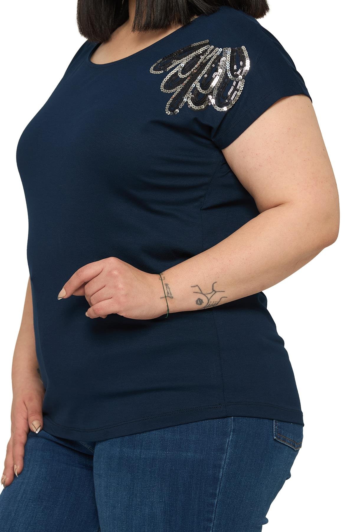 BluzDisentis Modest Büyük Beden Düşük Kısa Kollu Omuzda Damla Desenli Lacivert BluzDISENTIS MODESTBüyük Beden Düşük Kısa Kollu Omuzda Damla Desenli Lacivert Bluz