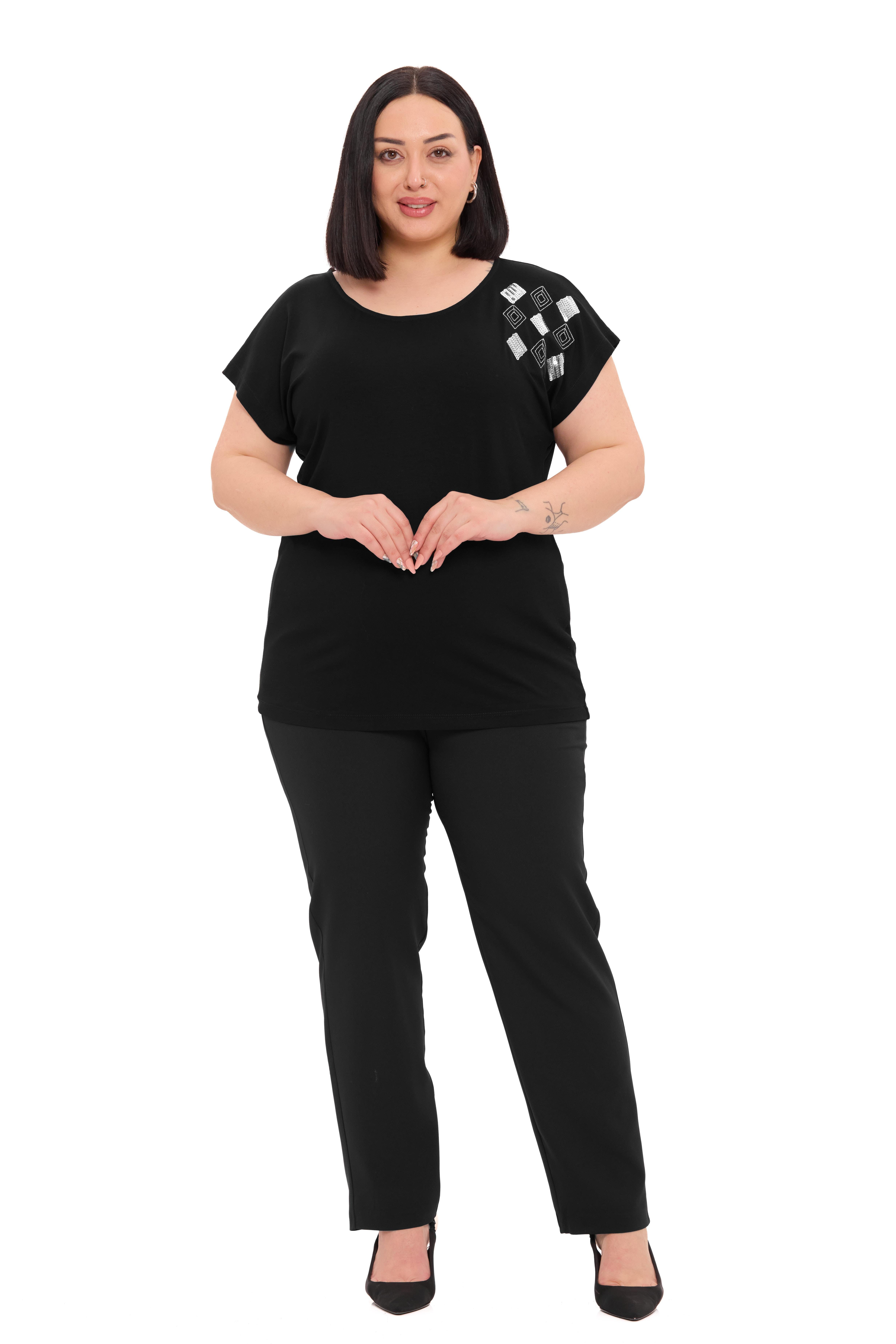 BluzDisentis Modest Büyük Beden Düşük Kısa Kollu Omuzda Baklava Desenli Siyah BluzDISENTIS MODESTBüyük Beden Düşük Kısa Kollu Omuzda Baklava Desenli Siyah Bluz