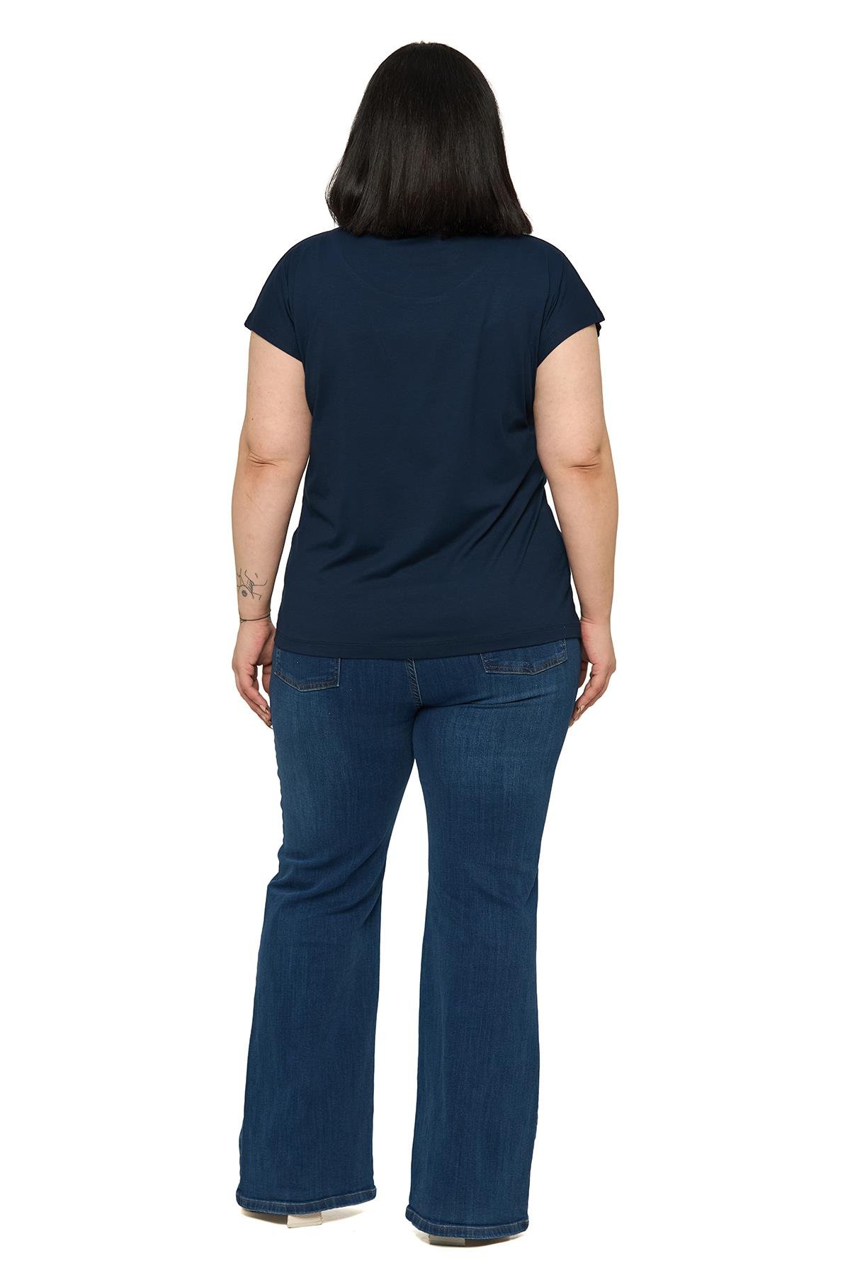 BluzDisentis Modest Büyük Beden Düşük Kısa Kollu Omuzda Papatya Desenli Lacivert BluzDISENTIS MODESTBüyük Beden Düşük Kısa Kollu Omuzda Papatya Desenli Lacivert Bluz