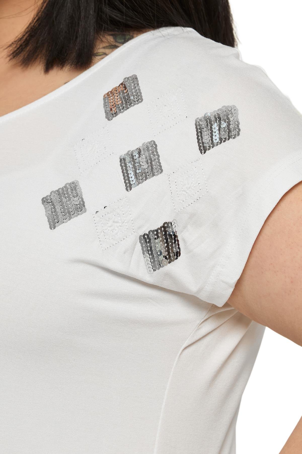 BluzDisentis Modest Büyük Beden Düşük Kısa Kollu Omuzda Baklava Desenli Ekru BluzDISENTIS MODESTBüyük Beden Düşük Kısa Kollu Omuzda Baklava Desenli Ekru Bluz