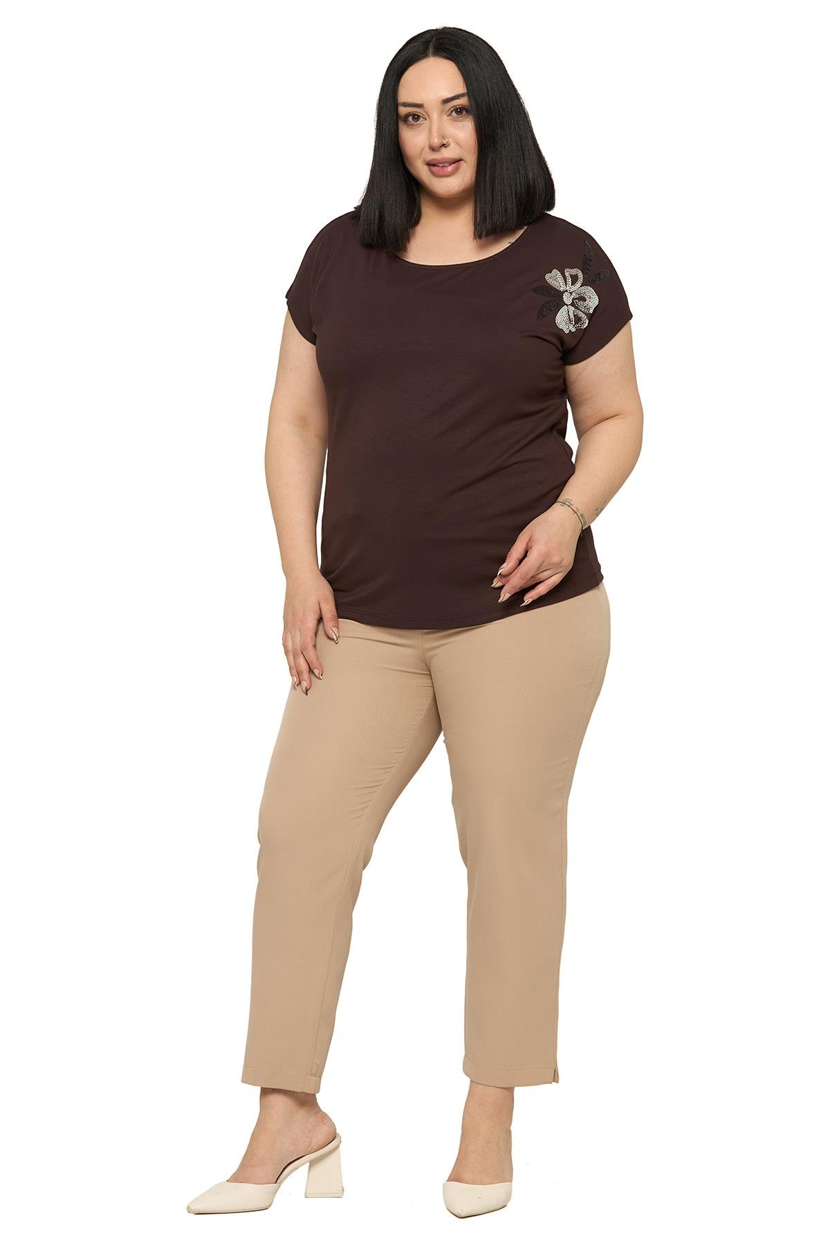 BluzDisentis Modest Büyük Beden Düşük Kısa Kollu Omuzda Papatya Desenli Kahverengi BluzDISENTIS MODESTBüyük Beden Düşük Kısa Kollu Omuzda Papatya Desenli Kahverengi Bluz