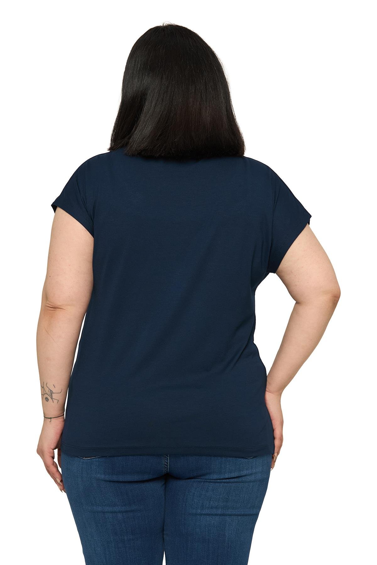 BluzDisentis Modest Büyük Beden Düşük Kısa Kollu Omuzda Baklava Desenli Lacivert BluzDISENTIS MODESTBüyük Beden Düşük Kısa Kollu Omuzda Baklava Desenli Lacivert Bluz