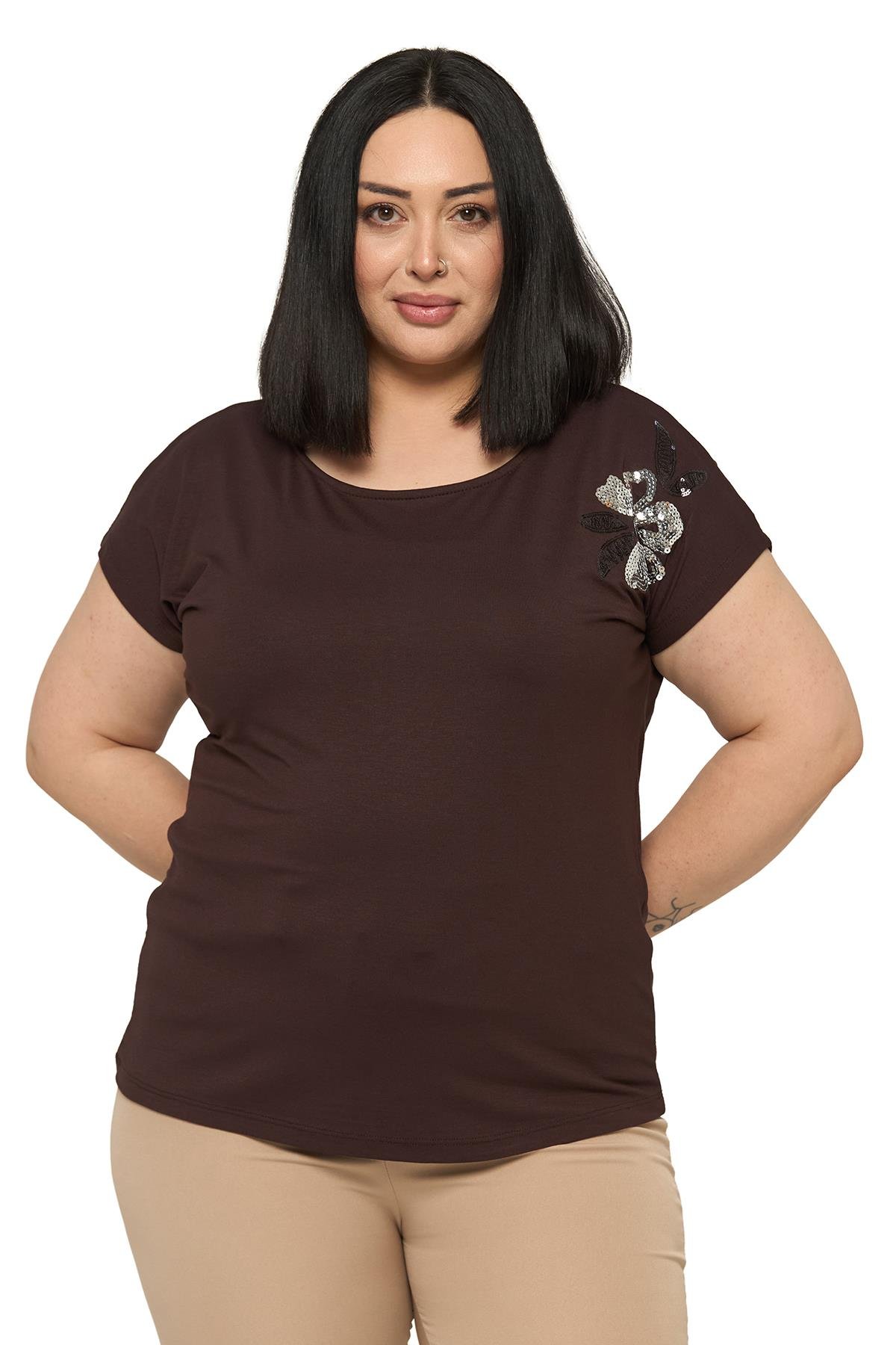 BluzDisentis Modest Büyük Beden Düşük Kısa Kollu Omuzda Papatya Desenli Kahverengi BluzDISENTIS MODESTBüyük Beden Düşük Kısa Kollu Omuzda Papatya Desenli Kahverengi Bluz