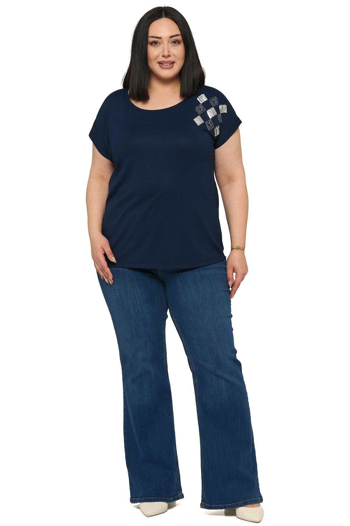 BluzDisentis Modest Büyük Beden Düşük Kısa Kollu Omuzda Baklava Desenli Lacivert BluzDISENTIS MODESTBüyük Beden Düşük Kısa Kollu Omuzda Baklava Desenli Lacivert Bluz