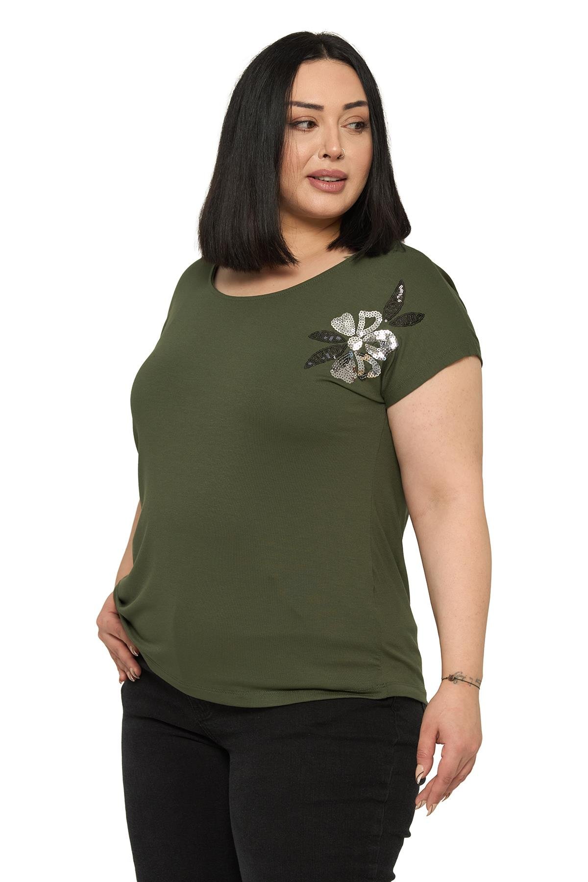 BluzDisentis Modest Büyük Beden Düşük Kısa Kollu Omuzda Papatya Desenli Haki BluzDISENTIS MODESTBüyük Beden Düşük Kısa Kollu Omuzda Papatya Desenli Haki Bluz