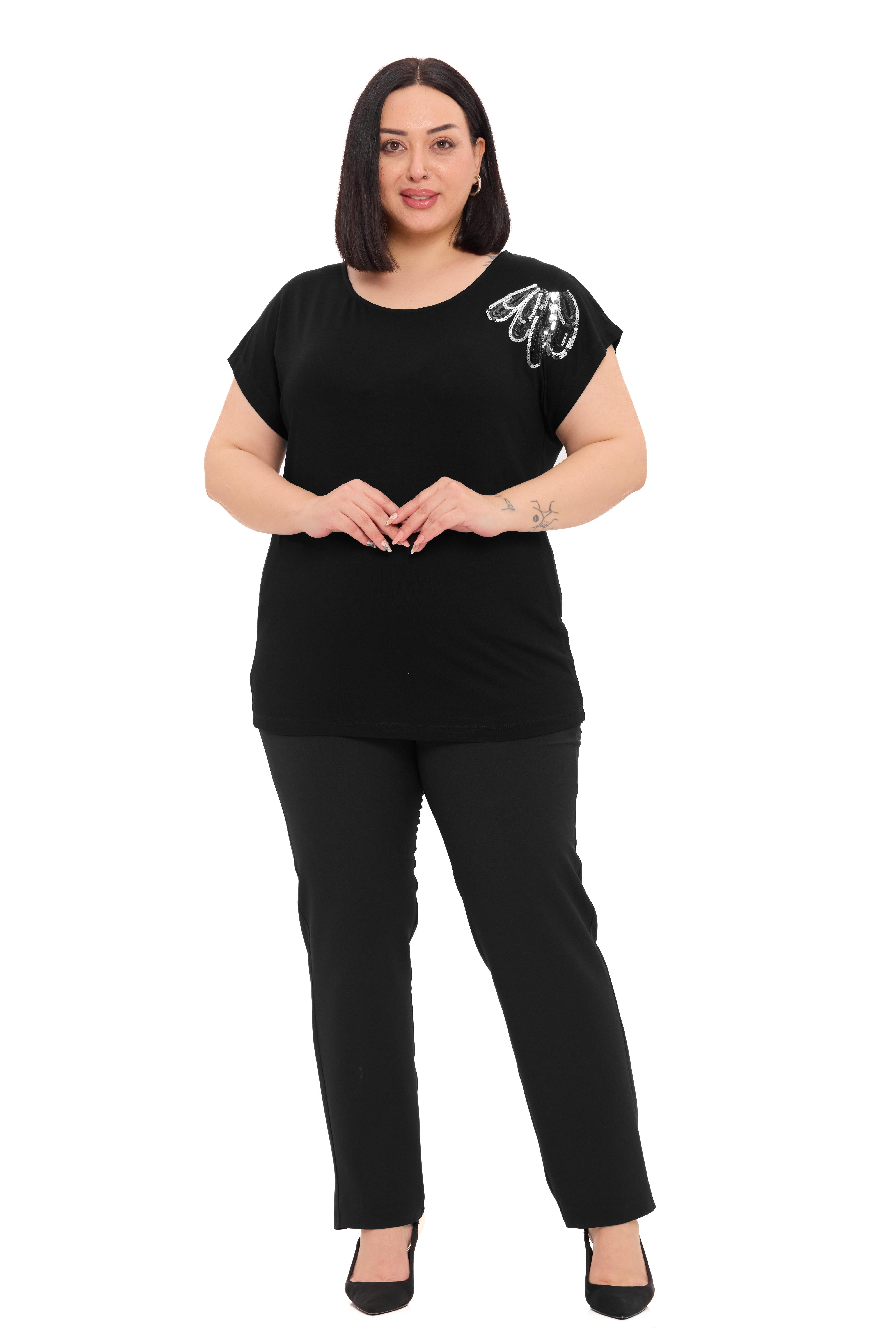 BluzDisentis Modest Büyük Beden Düşük Kısa Kollu Omuzda Damla Desenli Siyah BluzDISENTIS MODESTBüyük Beden Düşük Kısa Kollu Omuzda Damla Desenli Siyah Bluz