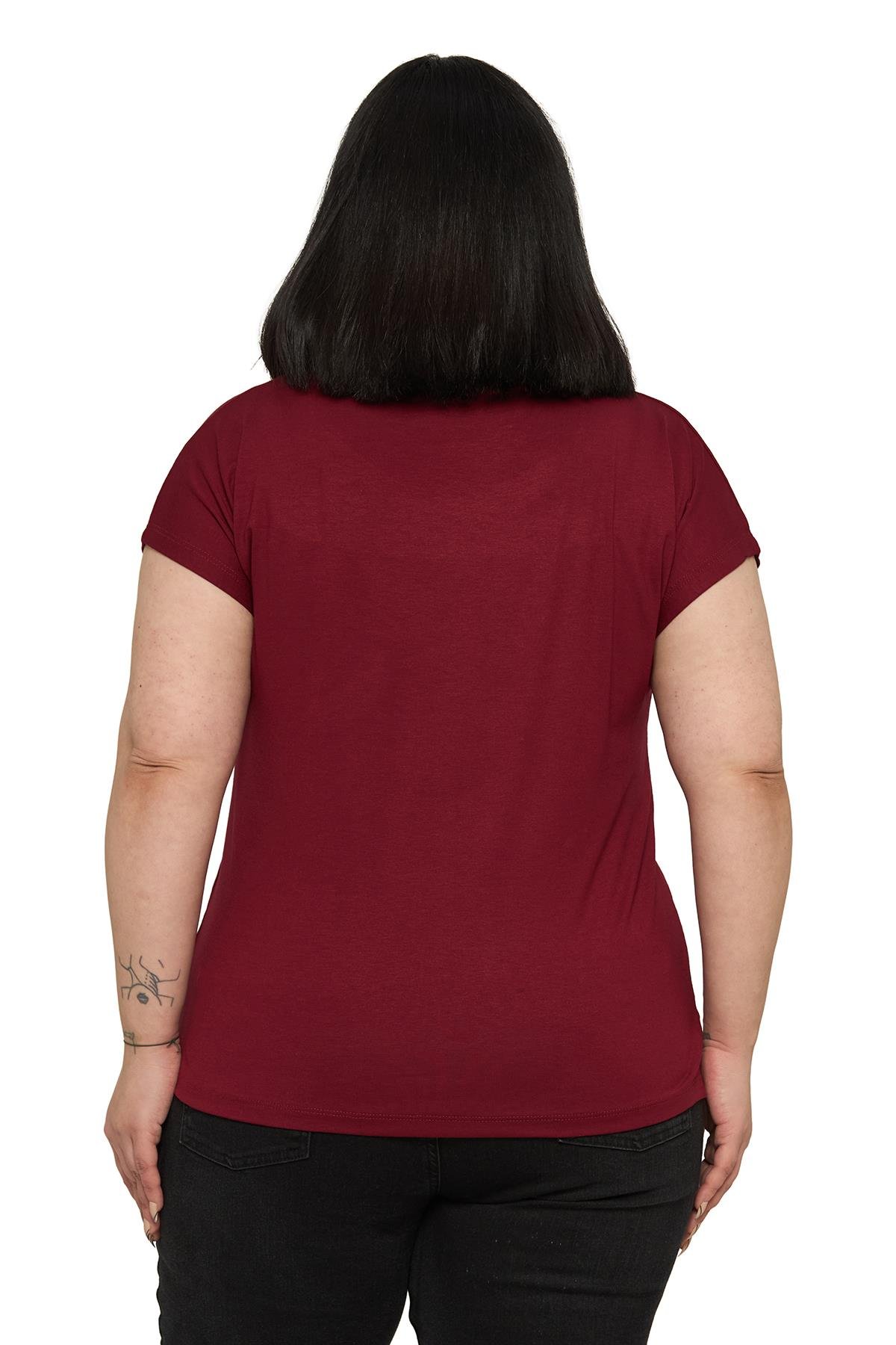 BluzDisentis Modest Büyük Beden Düşük Kısa Kollu Omuzda Baklava Desenli Bordo BluzDISENTIS MODESTBüyük Beden Düşük Kısa Kollu Omuzda Baklava Desenli Bordo Bluz