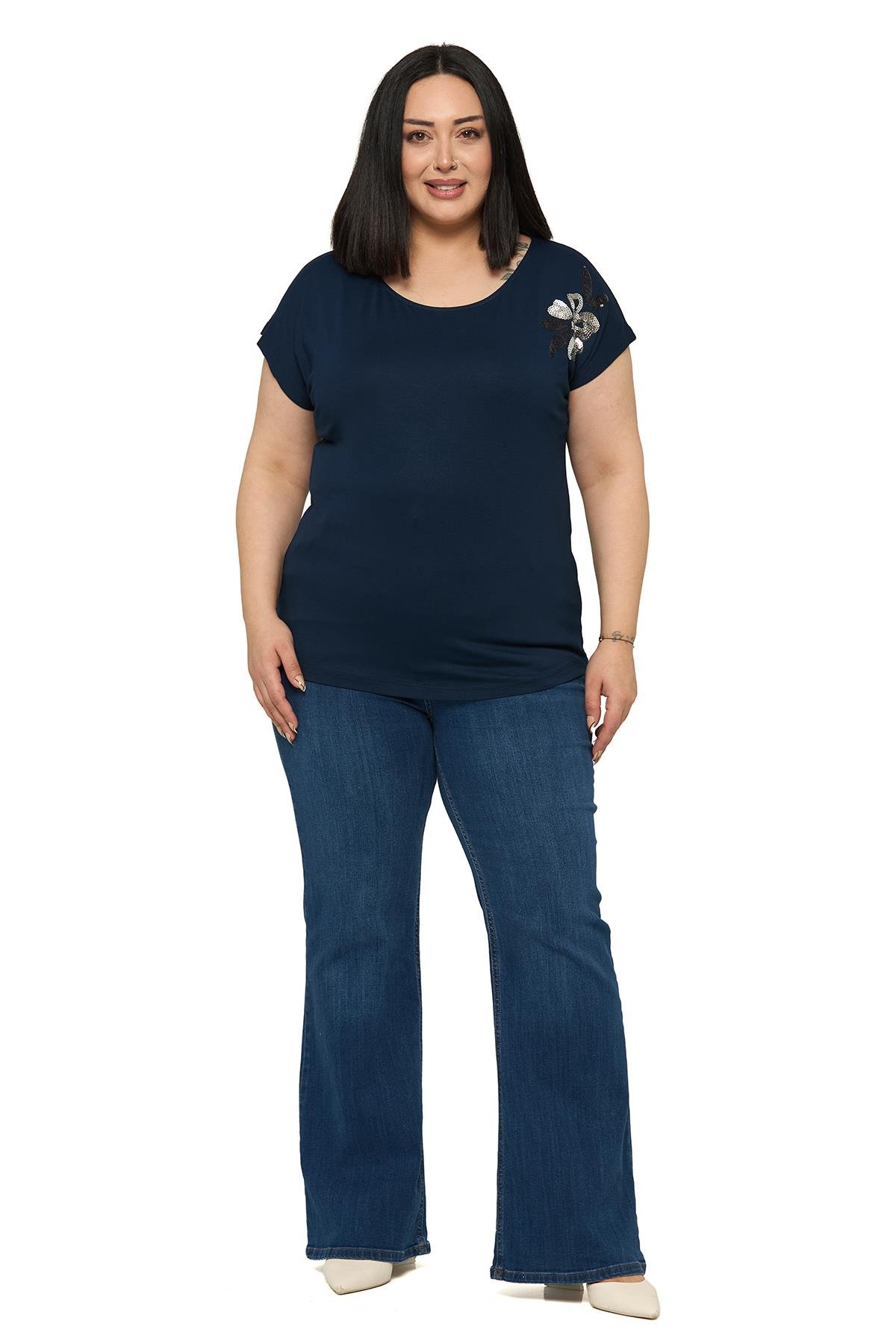 BluzDisentis Modest Büyük Beden Düşük Kısa Kollu Omuzda Papatya Desenli Lacivert BluzDISENTIS MODESTBüyük Beden Düşük Kısa Kollu Omuzda Papatya Desenli Lacivert Bluz