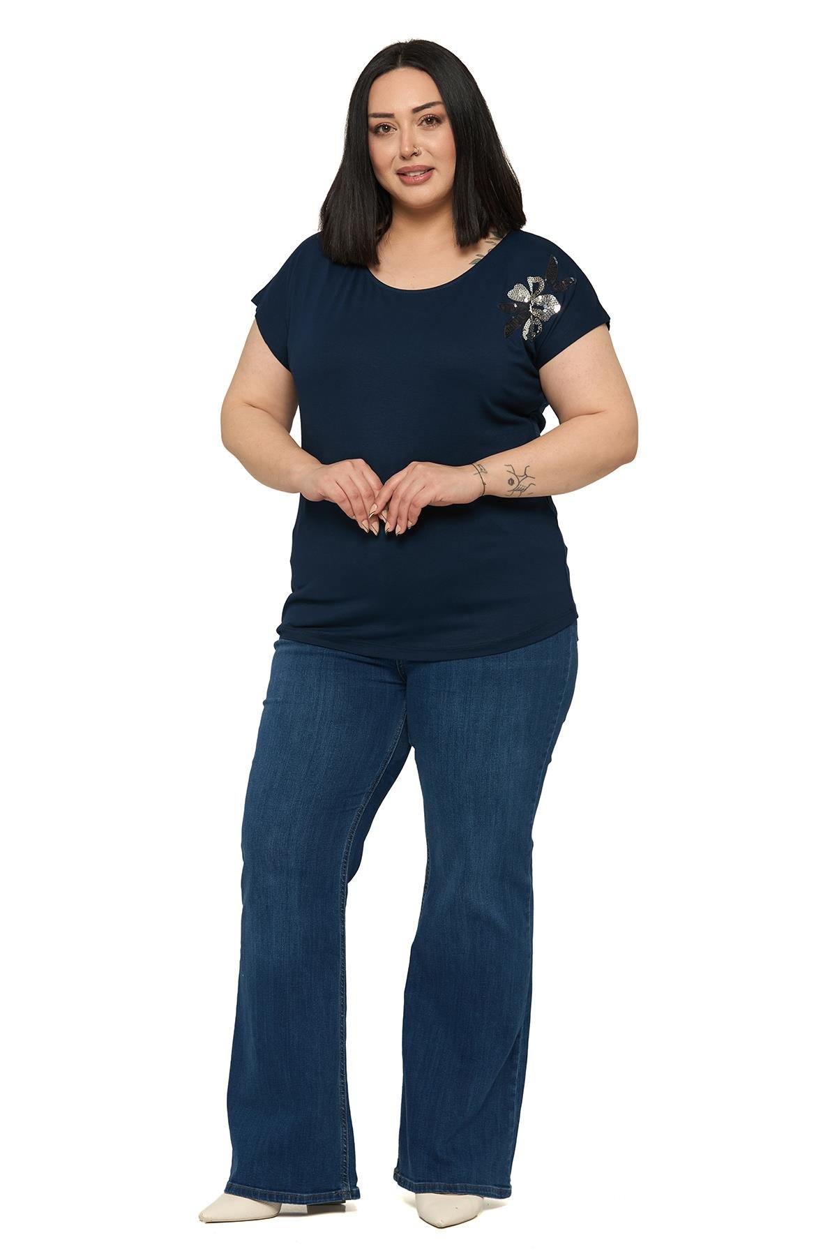 BluzDisentis Modest Büyük Beden Düşük Kısa Kollu Omuzda Papatya Desenli Lacivert BluzDISENTIS MODESTBüyük Beden Düşük Kısa Kollu Omuzda Papatya Desenli Lacivert Bluz