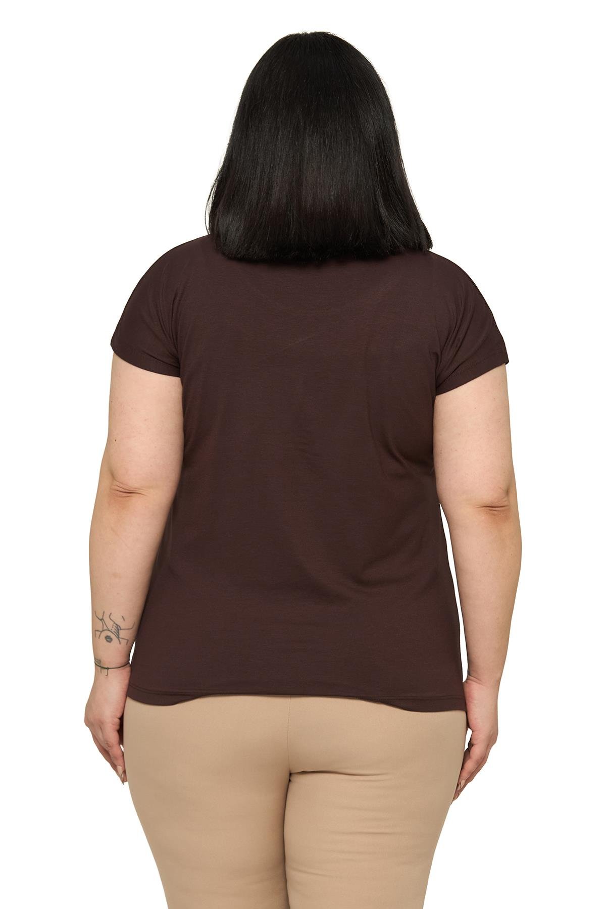 BluzDisentis Modest Büyük Beden Düşük Kısa Kollu Omuzda Baklava Desenli Kahverengi BluzDISENTIS MODESTBüyük Beden Düşük Kısa Kollu Omuzda Baklava Desenli Kahverengi Bluz