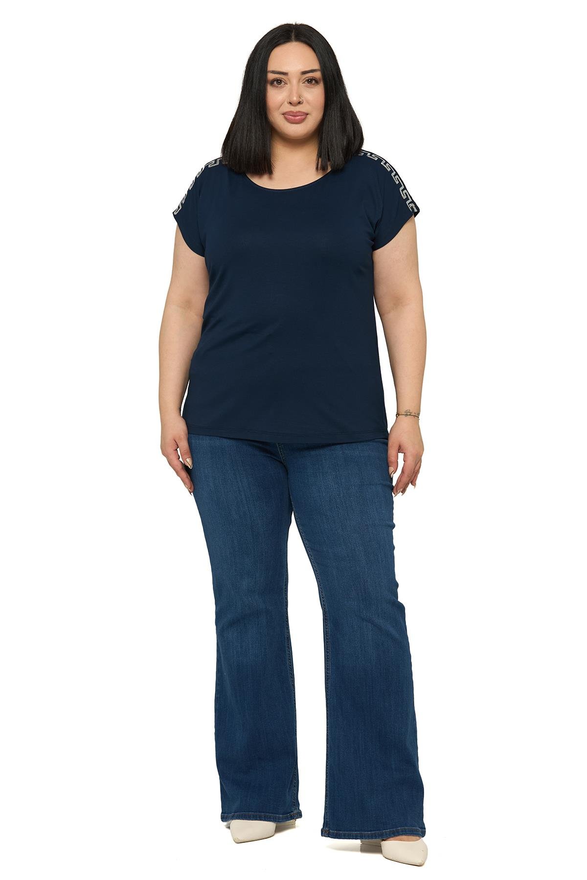 BluzDisentis Modest Büyük Beden Düşük Kısa Kollu Omuzda Şerit Desenli Lacivert BluzDISENTIS MODESTBüyük Beden Düşük Kısa Kollu Omuzda Şerit Desenli Lacivert Bluz