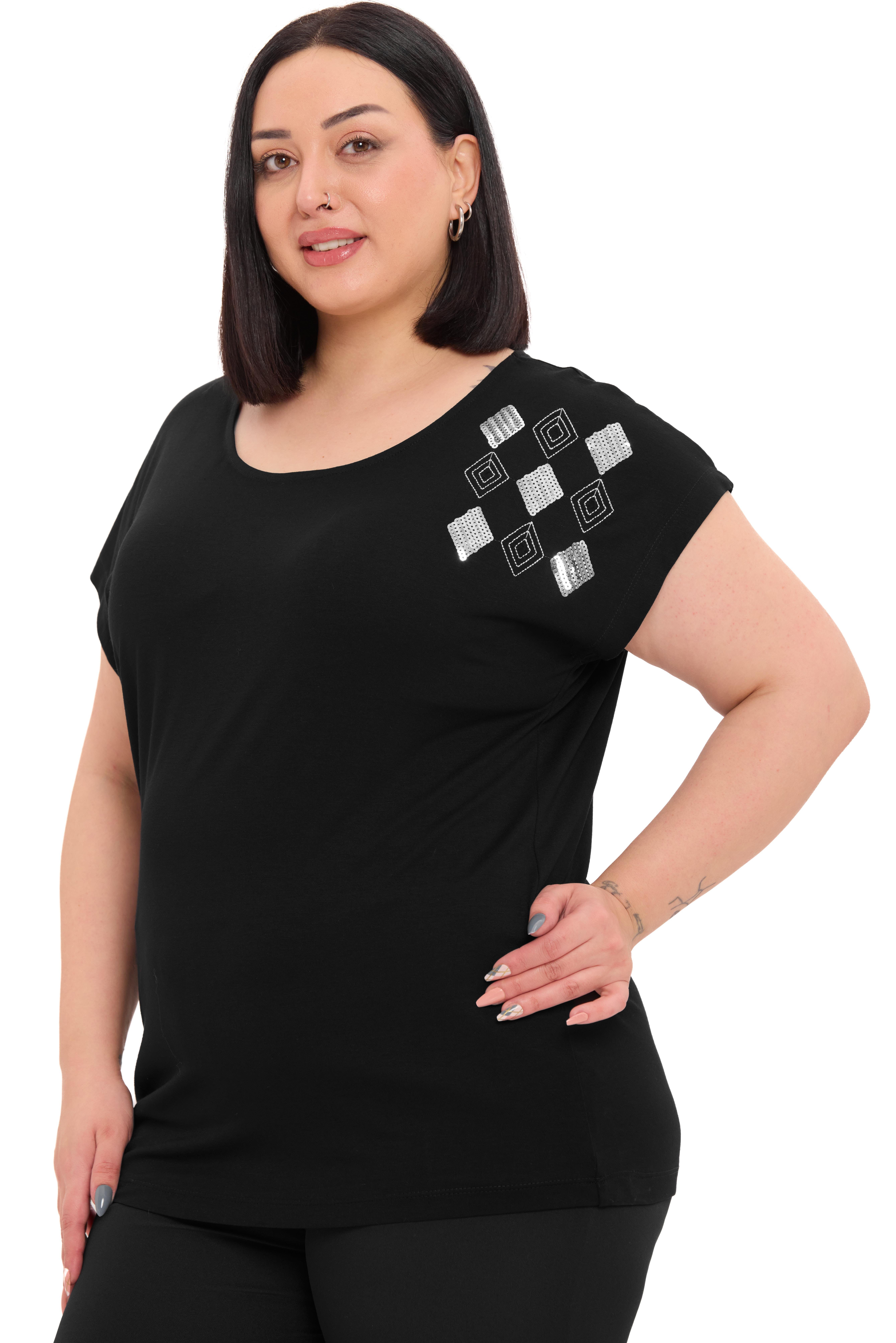 BluzDisentis Modest Büyük Beden Düşük Kısa Kollu Omuzda Baklava Desenli Siyah BluzDISENTIS MODESTBüyük Beden Düşük Kısa Kollu Omuzda Baklava Desenli Siyah Bluz