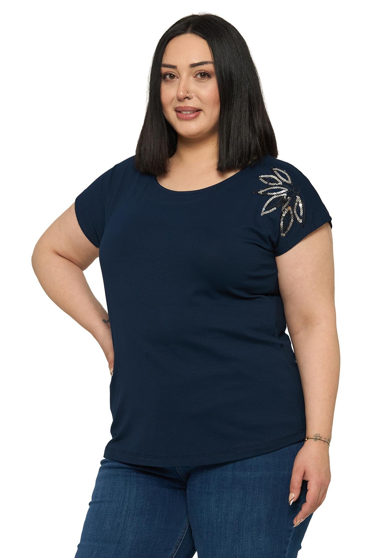 BluzDisentis Modest Büyük Beden Düşük Kısa Kollu Omuzda Yaprak Desenli Lacivert BluzDISENTIS MODESTBüyük Beden Düşük Kısa Kollu Omuzda Yaprak Desenli Lacivert Bluz