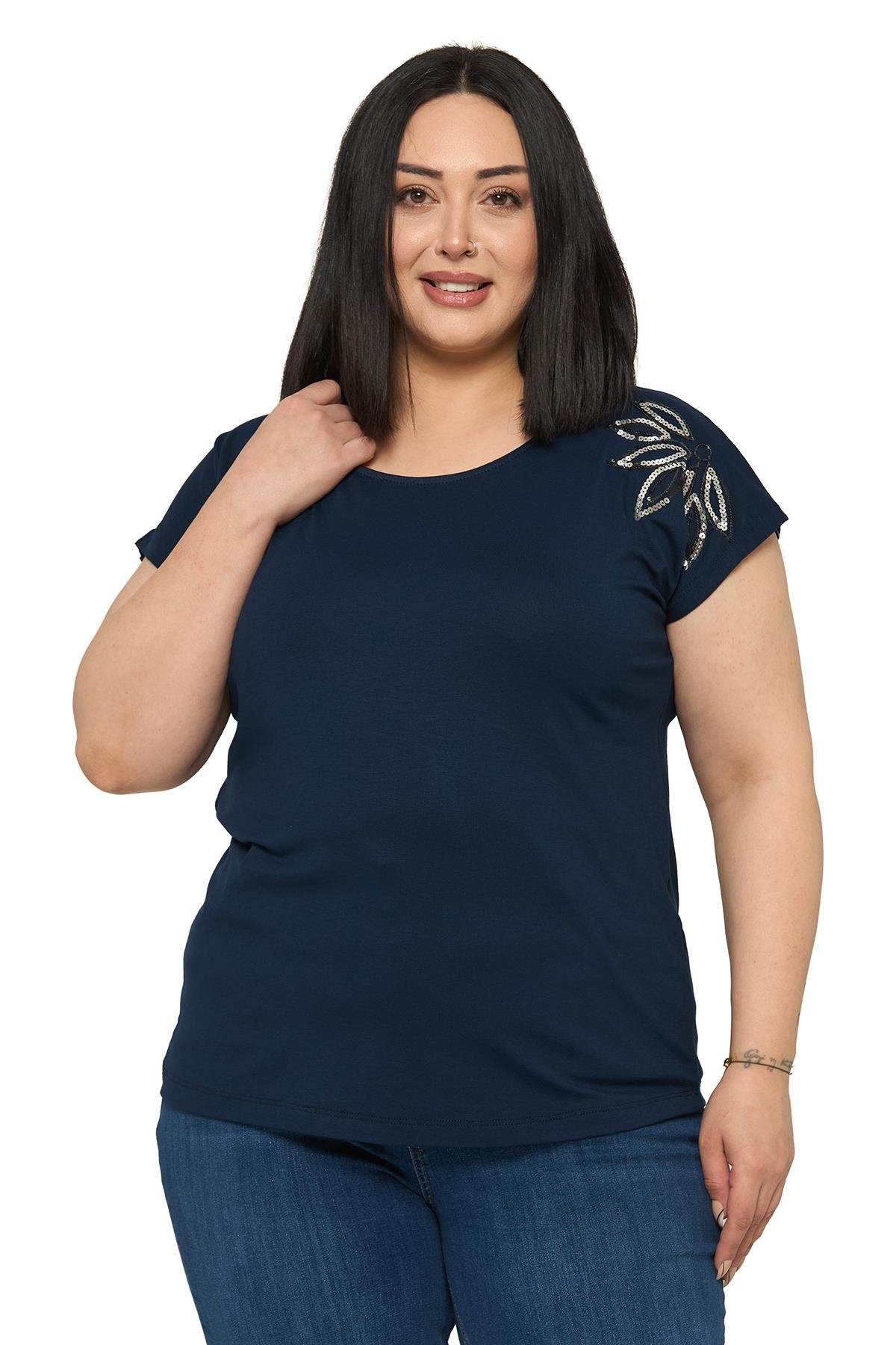 BluzDisentis Modest Büyük Beden Düşük Kısa Kollu Omuzda Yaprak Desenli Lacivert BluzDISENTIS MODESTBüyük Beden Düşük Kısa Kollu Omuzda Yaprak Desenli Lacivert Bluz