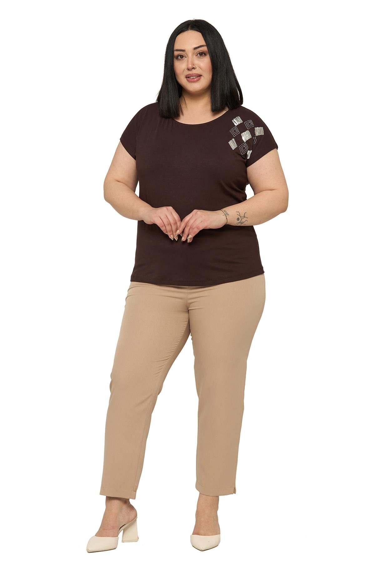 BluzDisentis Modest Büyük Beden Düşük Kısa Kollu Omuzda Baklava Desenli Kahverengi BluzDISENTIS MODESTBüyük Beden Düşük Kısa Kollu Omuzda Baklava Desenli Kahverengi Bluz