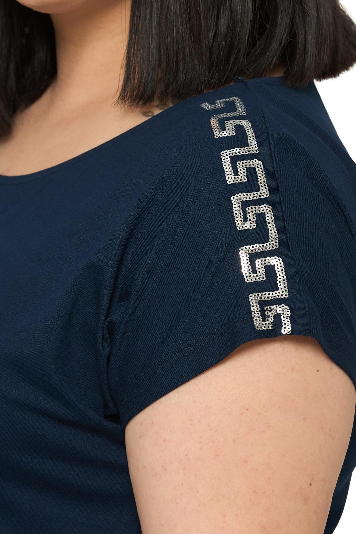 BluzDisentis Modest Büyük Beden Düşük Kısa Kollu Omuzda Şerit Desenli Lacivert BluzDISENTIS MODESTBüyük Beden Düşük Kısa Kollu Omuzda Şerit Desenli Lacivert Bluz