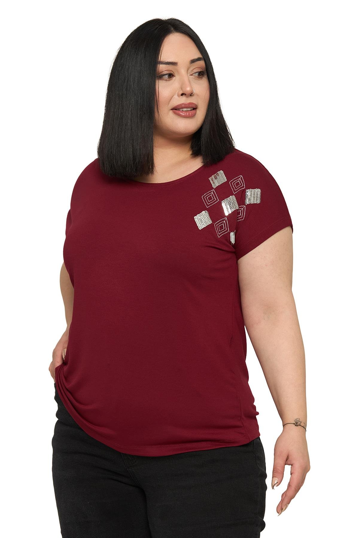 BluzDisentis Modest Büyük Beden Düşük Kısa Kollu Omuzda Baklava Desenli Bordo BluzDISENTIS MODESTBüyük Beden Düşük Kısa Kollu Omuzda Baklava Desenli Bordo Bluz