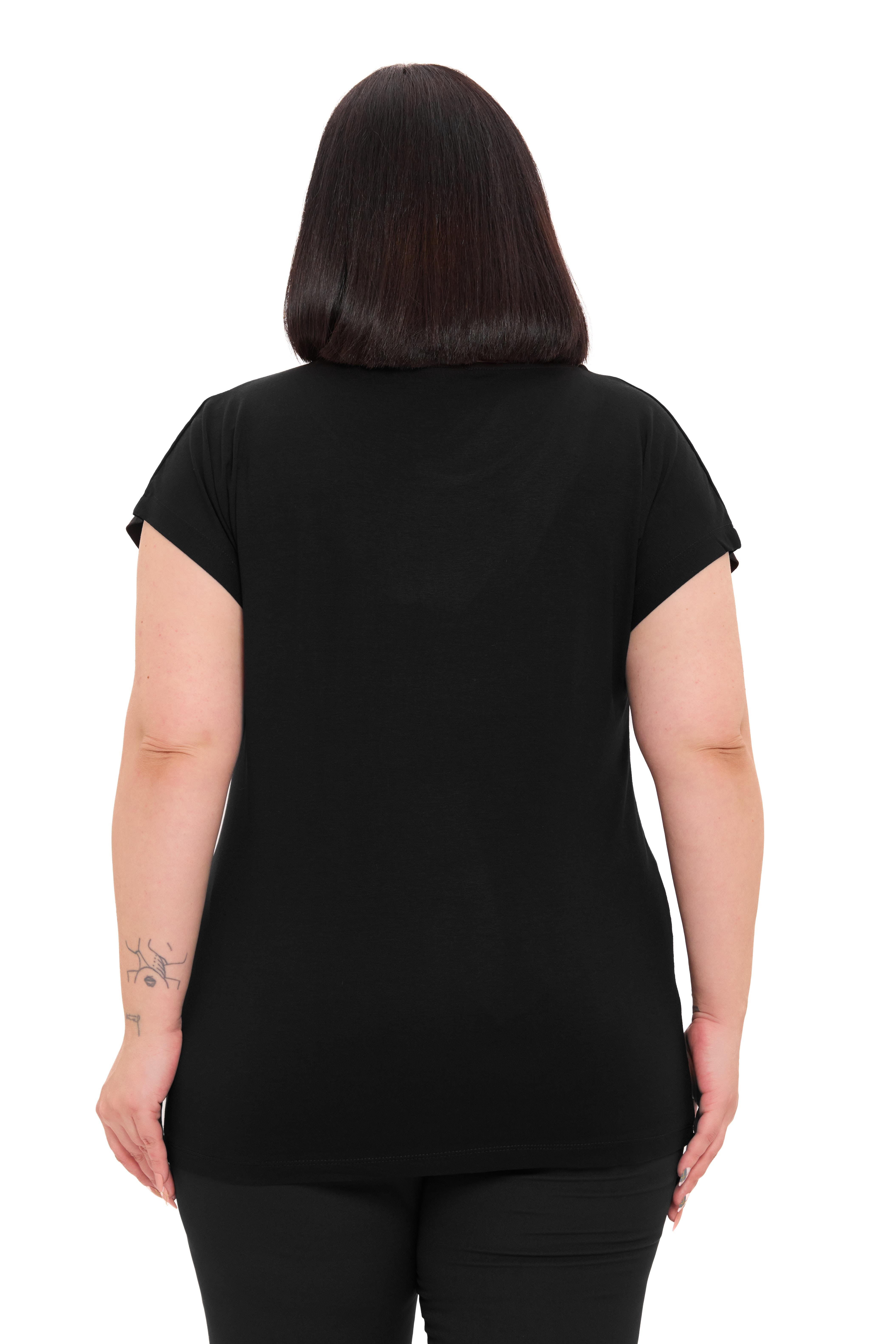 BluzDisentis Modest Büyük Beden Düşük Kısa Kollu Omuzda Baklava Desenli Siyah BluzDISENTIS MODESTBüyük Beden Düşük Kısa Kollu Omuzda Baklava Desenli Siyah Bluz