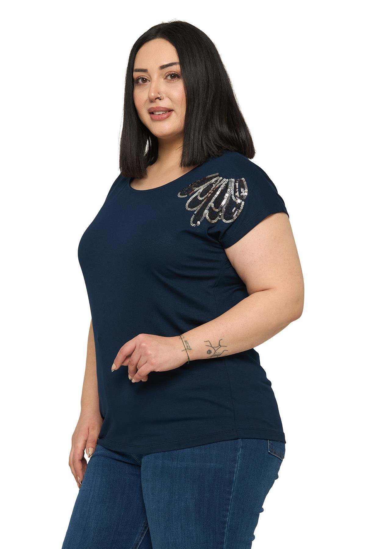 BluzDisentis Modest Büyük Beden Düşük Kısa Kollu Omuzda Damla Desenli Lacivert BluzDISENTIS MODESTBüyük Beden Düşük Kısa Kollu Omuzda Damla Desenli Lacivert Bluz