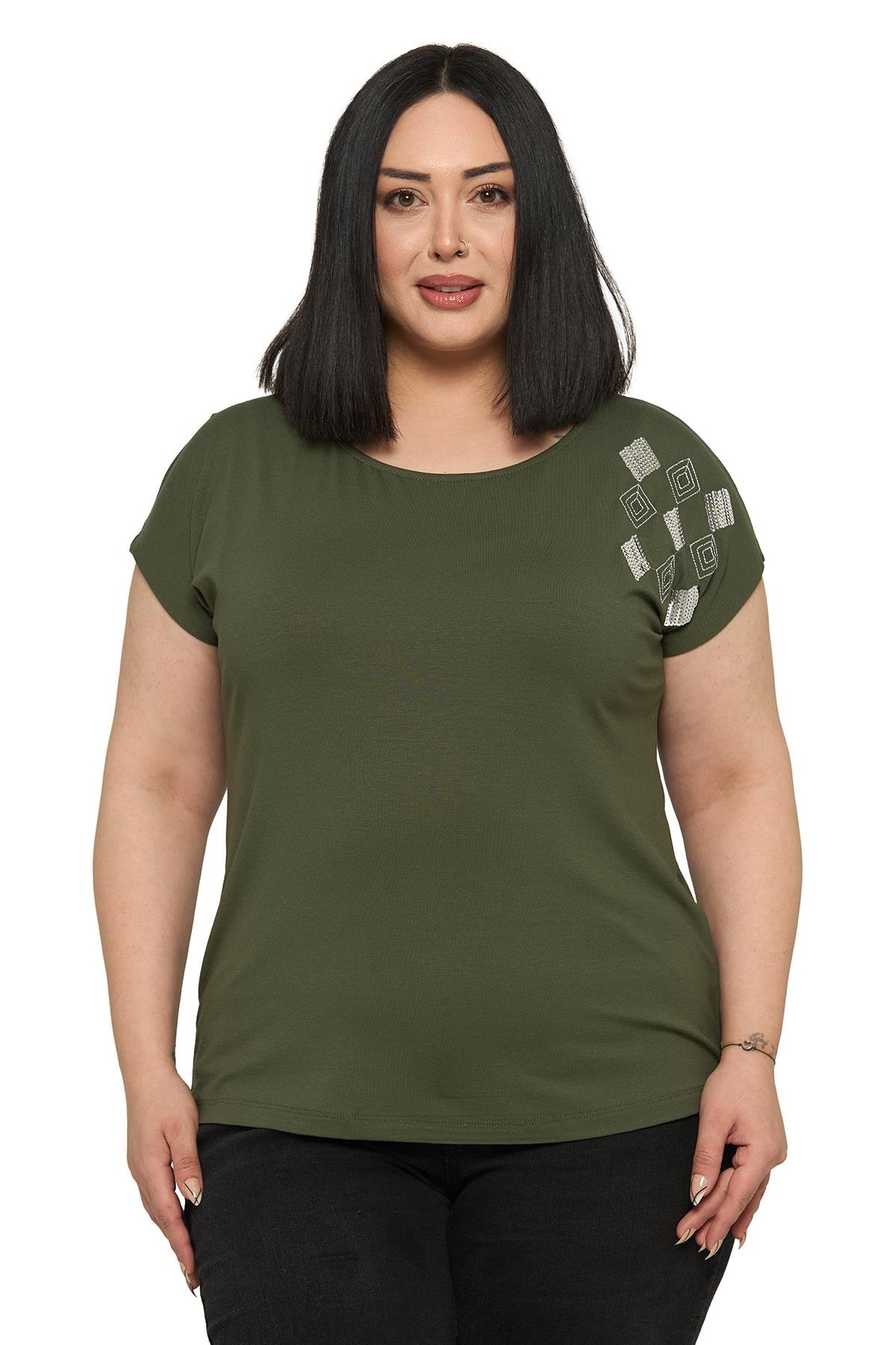 BluzDisentis Modest Büyük Beden Düşük Kısa Kollu Omuzda Baklava Desenli Haki BluzDISENTIS MODESTBüyük Beden Düşük Kısa Kollu Omuzda Baklava Desenli Haki Bluz