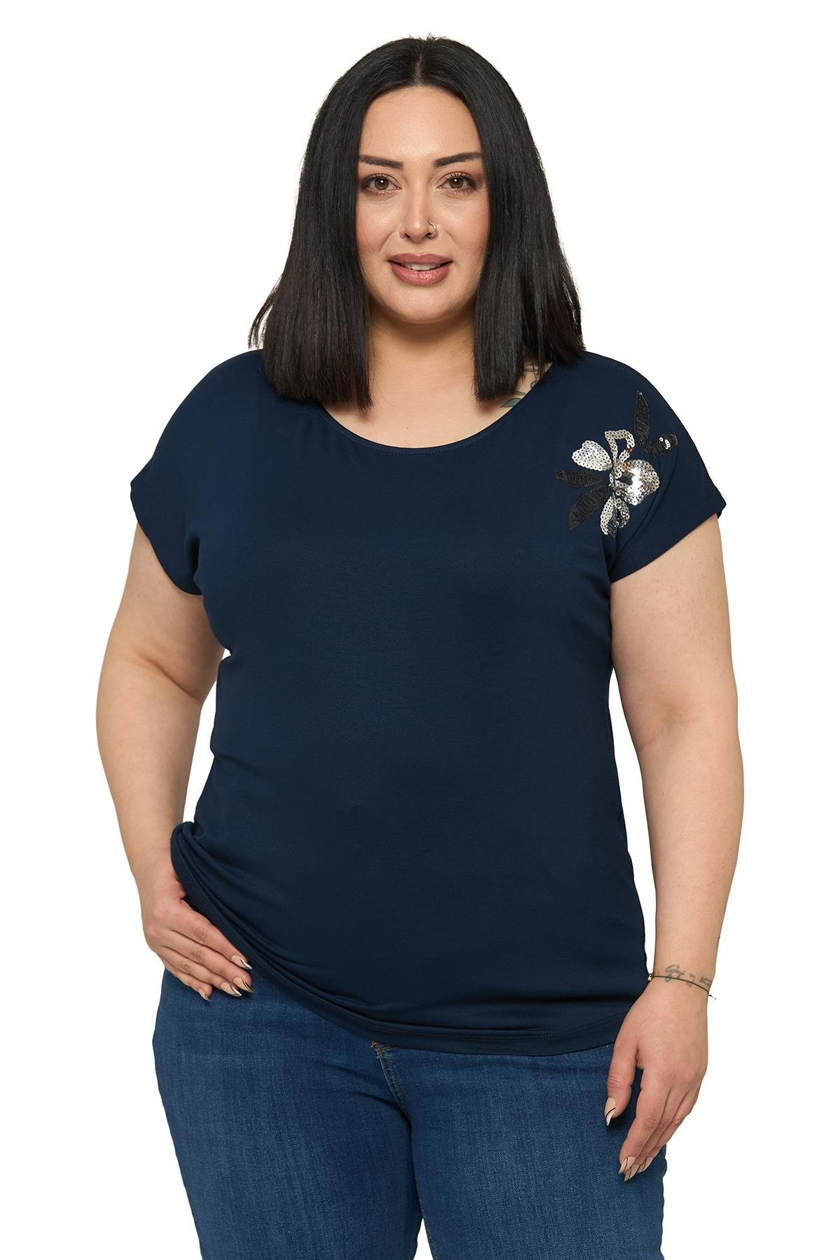 BluzDisentis Modest Büyük Beden Düşük Kısa Kollu Omuzda Papatya Desenli Lacivert BluzDISENTIS MODESTBüyük Beden Düşük Kısa Kollu Omuzda Papatya Desenli Lacivert Bluz