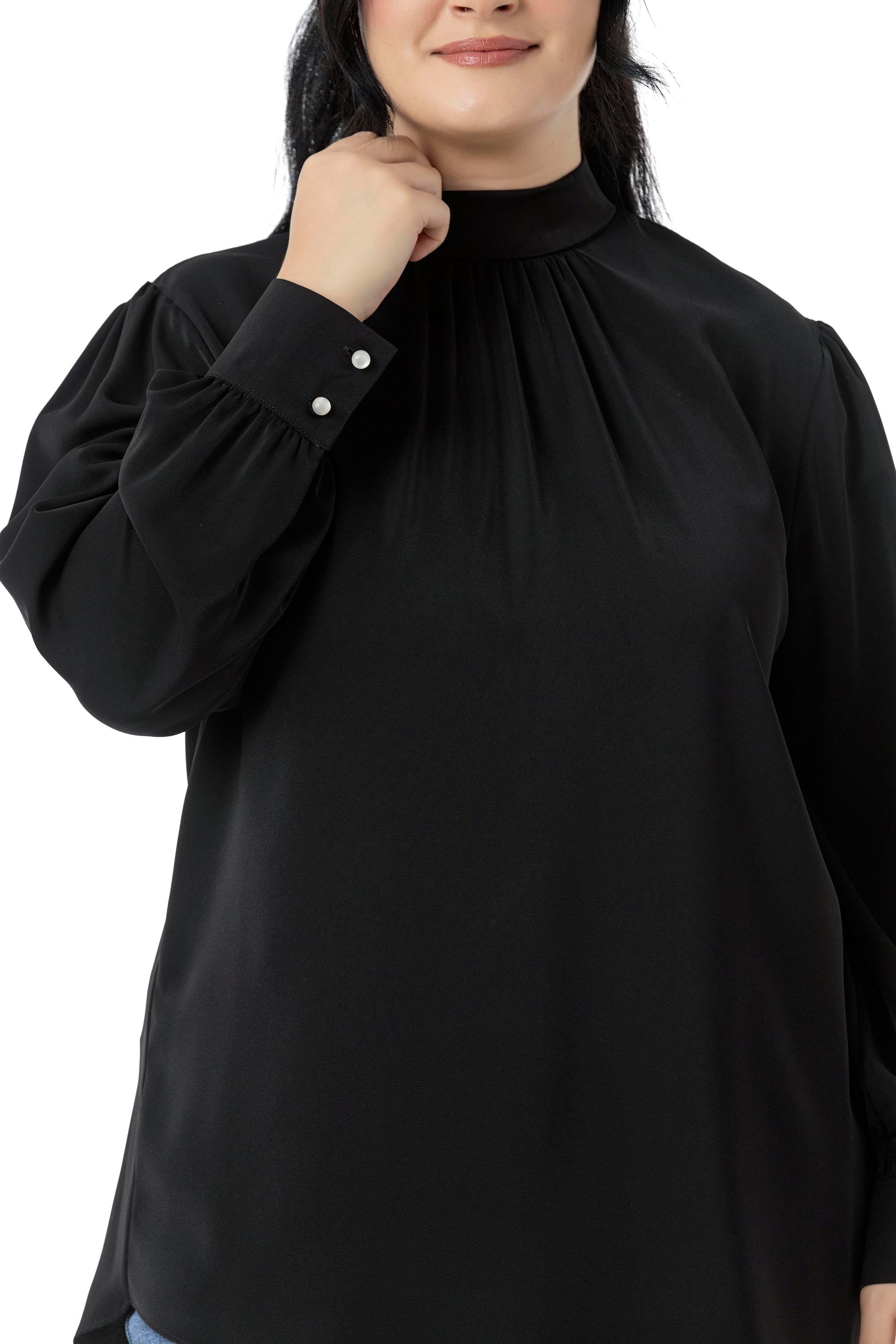BlouseDisentis Modest Büyük Beden Yakası Arkadan Düğmeli Dik Yaka Dökümlü Siyah BluzDISENTIS MODESTBüyük Beden Yakası Arkadan Düğmeli Dik Yaka Dökümlü Siyah Bluz