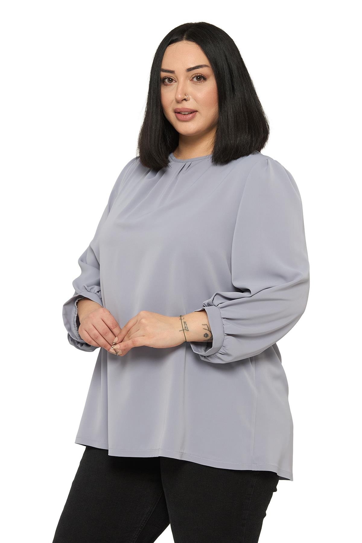 BluzDisentis Modest Büyük Beden Yuvarlak Yaka Truvakar Büzgülü Kollu Rahat Kesim Açık Gri BluzDISENTIS MODESTBüyük Beden Yuvarlak Yaka Truvakar Büzgülü Kollu Rahat Kesim Açık Gri Bluz