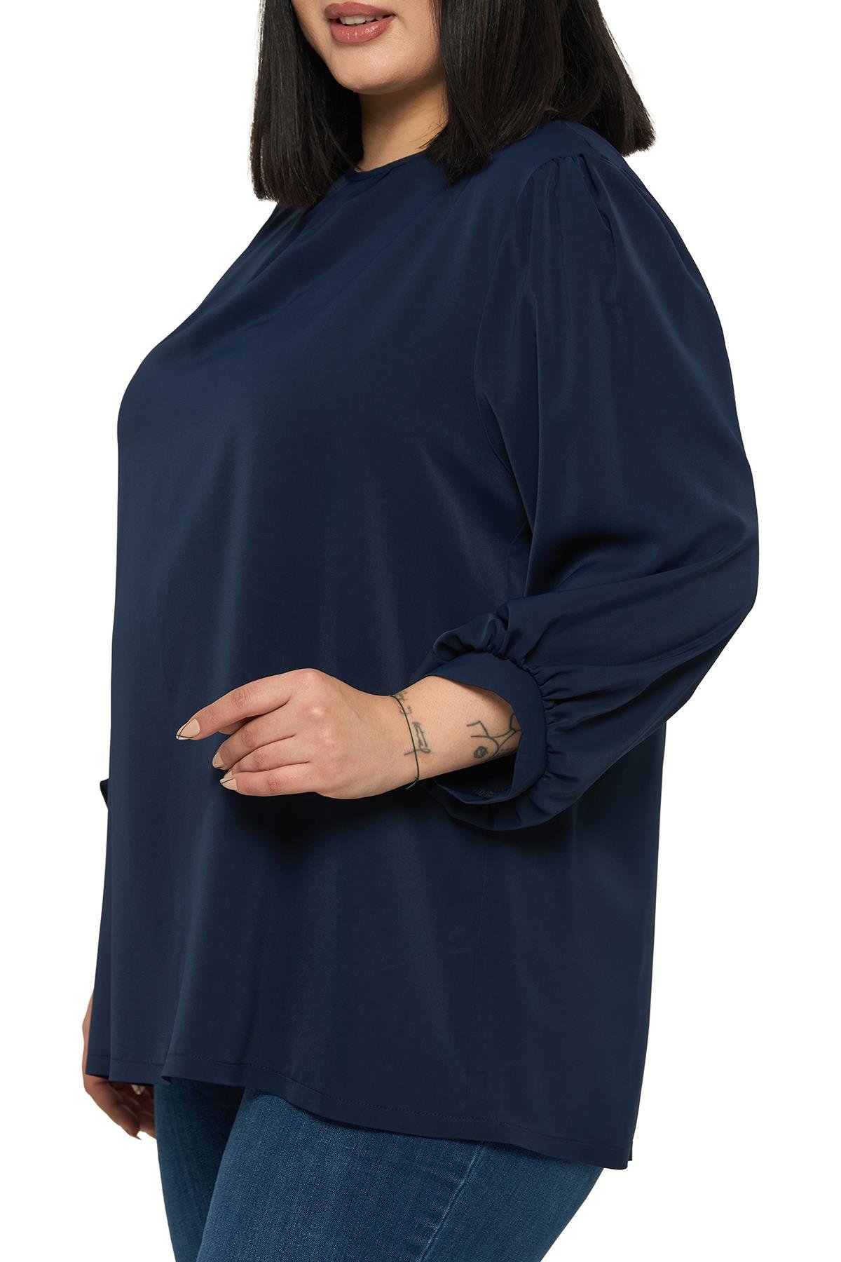 BluzDisentis Modest Büyük Beden Yuvarlak Yaka Truvakar Büzgülü Kollu Rahat Kesim Lacivert BluzDISENTIS MODESTBüyük Beden Yuvarlak Yaka Truvakar Büzgülü Kollu Rahat Kesim Lacivert Bluz