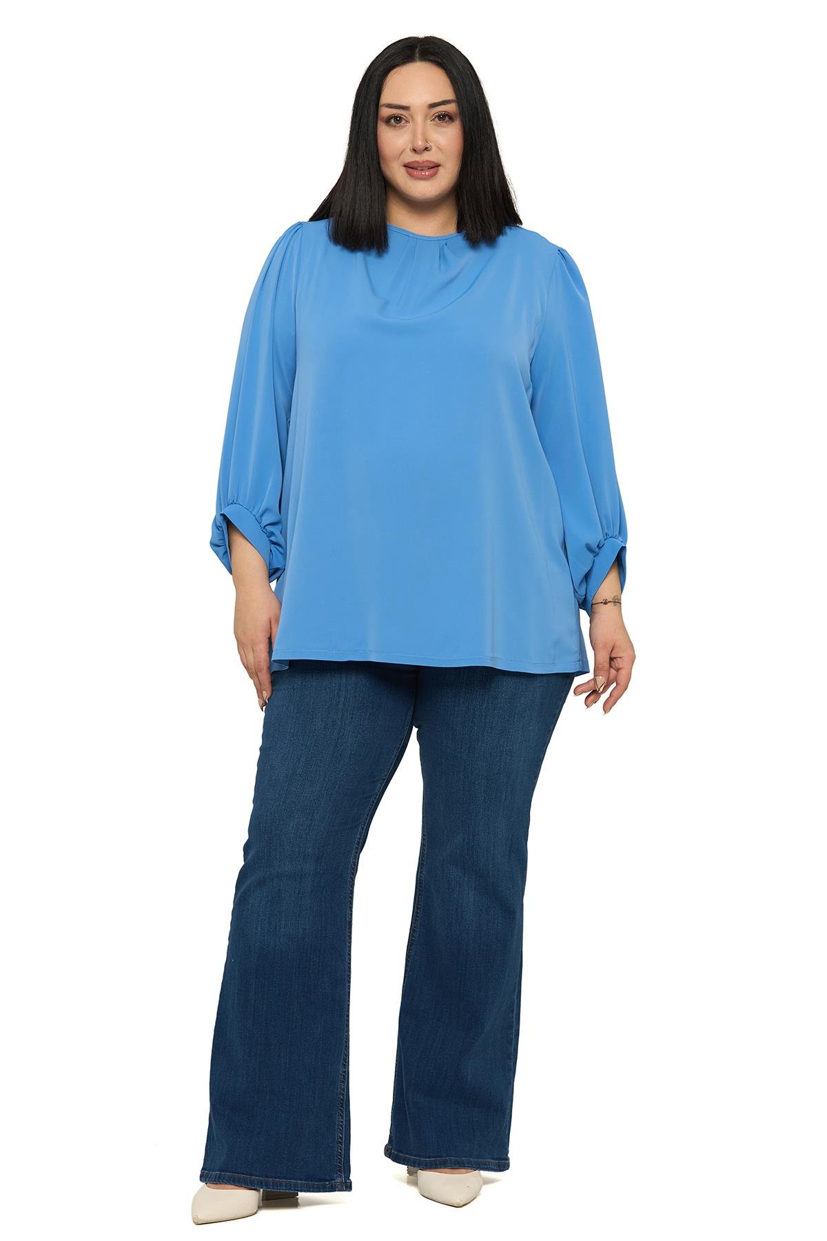 BluzDisentis Modest Büyük Beden Yuvarlak Yaka Truvakar Büzgülü Kollu Rahat Kesim İndigo BluzDISENTIS MODESTBüyük Beden Yuvarlak Yaka Truvakar Büzgülü Kollu Rahat Kesim İndigo Bluz