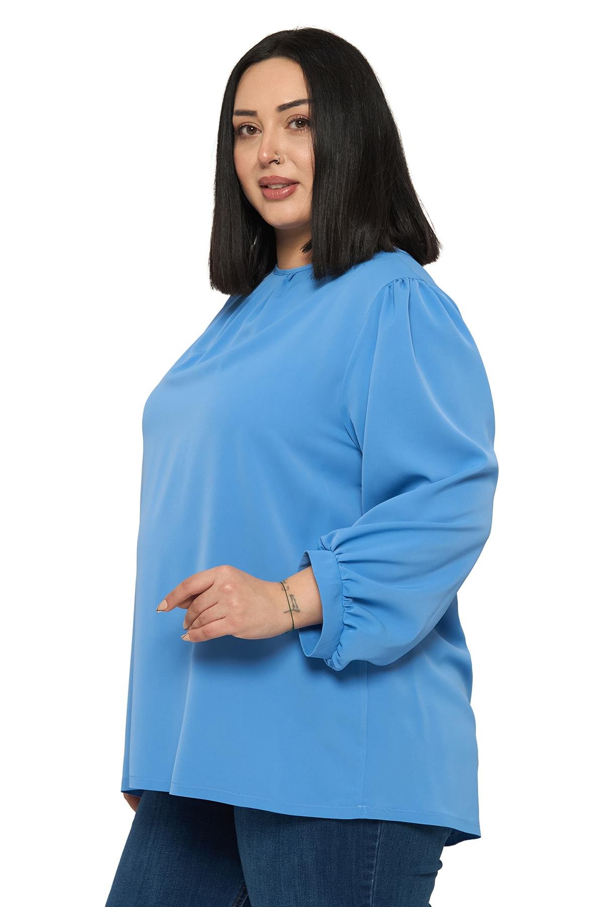 BluzDisentis Modest Büyük Beden Yuvarlak Yaka Truvakar Büzgülü Kollu Rahat Kesim İndigo BluzDISENTIS MODESTBüyük Beden Yuvarlak Yaka Truvakar Büzgülü Kollu Rahat Kesim İndigo Bluz