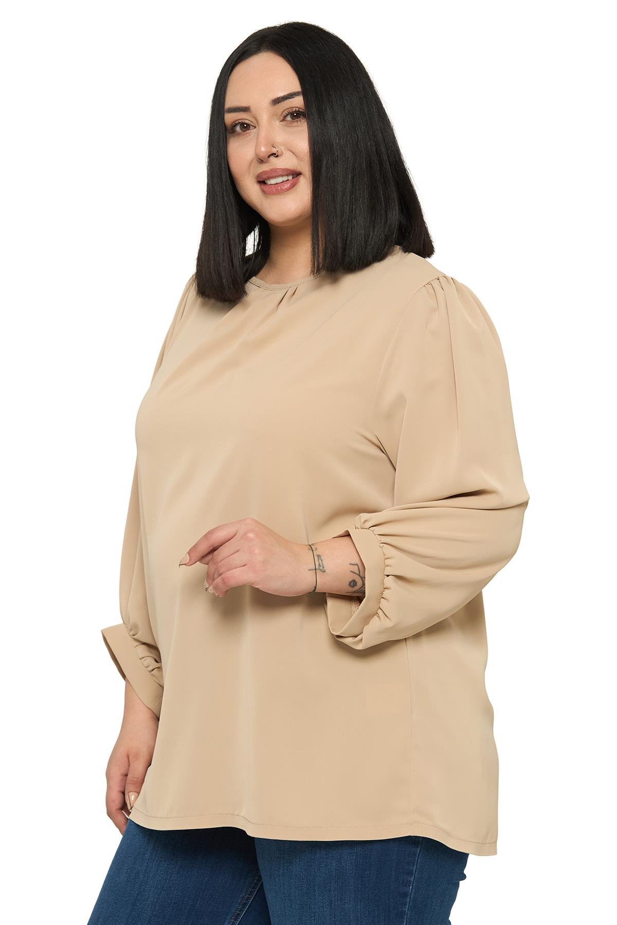 BluzDisentis Modest Büyük Beden Yuvarlak Yaka Truvakar Büzgülü Kollu Rahat Kesim Bej Rengi BluzDISENTIS MODESTBüyük Beden Yuvarlak Yaka Truvakar Büzgülü Kollu Rahat Kesim Bej Rengi Bluz