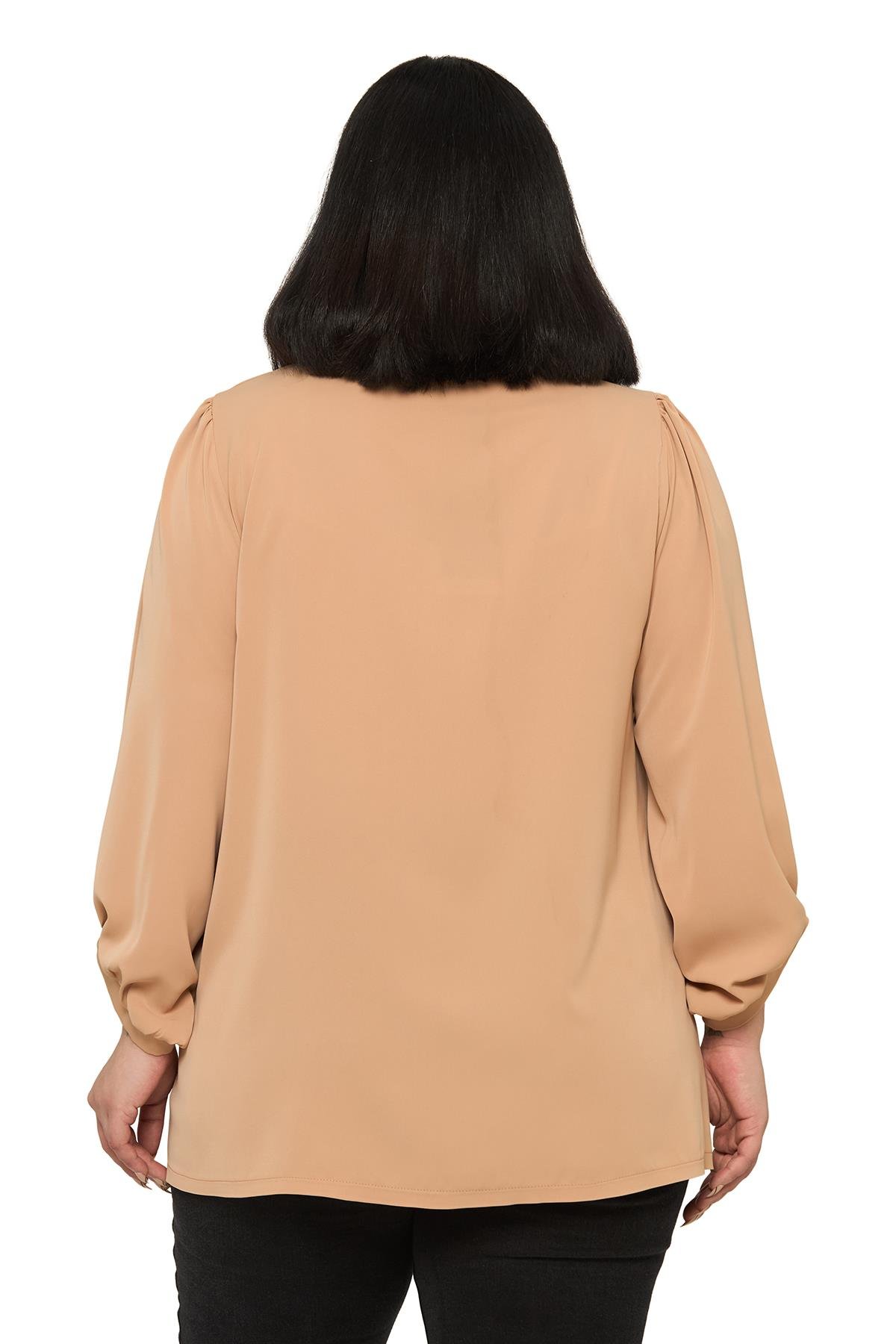 BluzDisentis Modest Büyük Beden Yuvarlak Yaka Truvakar Büzgülü Kollu Rahat Kesim Vizon BluzDISENTIS MODESTBüyük Beden Yuvarlak Yaka Truvakar Büzgülü Kollu Rahat Kesim Vizon Bluz