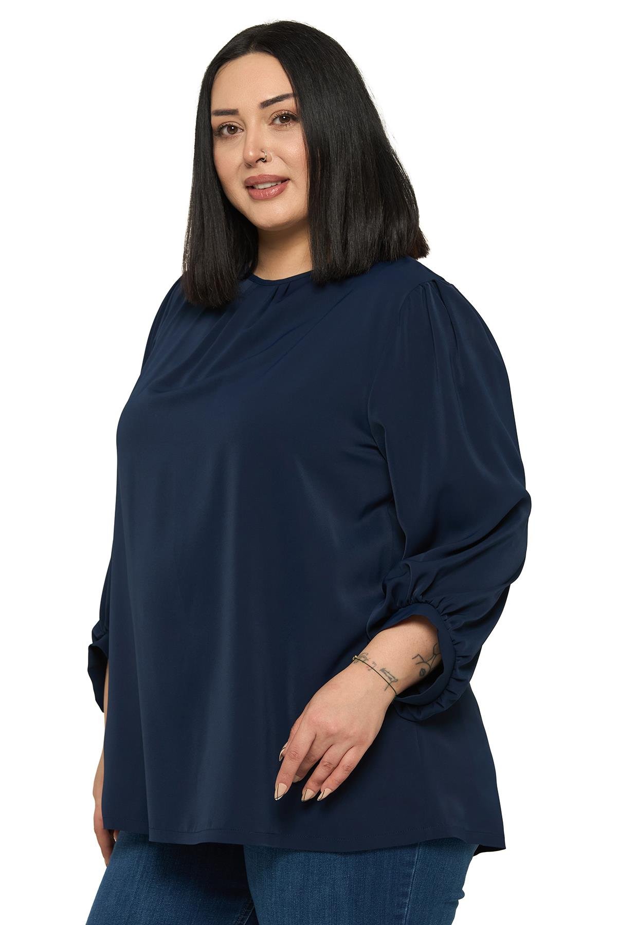 BluzDisentis Modest Büyük Beden Yuvarlak Yaka Truvakar Büzgülü Kollu Rahat Kesim Lacivert BluzDISENTIS MODESTBüyük Beden Yuvarlak Yaka Truvakar Büzgülü Kollu Rahat Kesim Lacivert Bluz