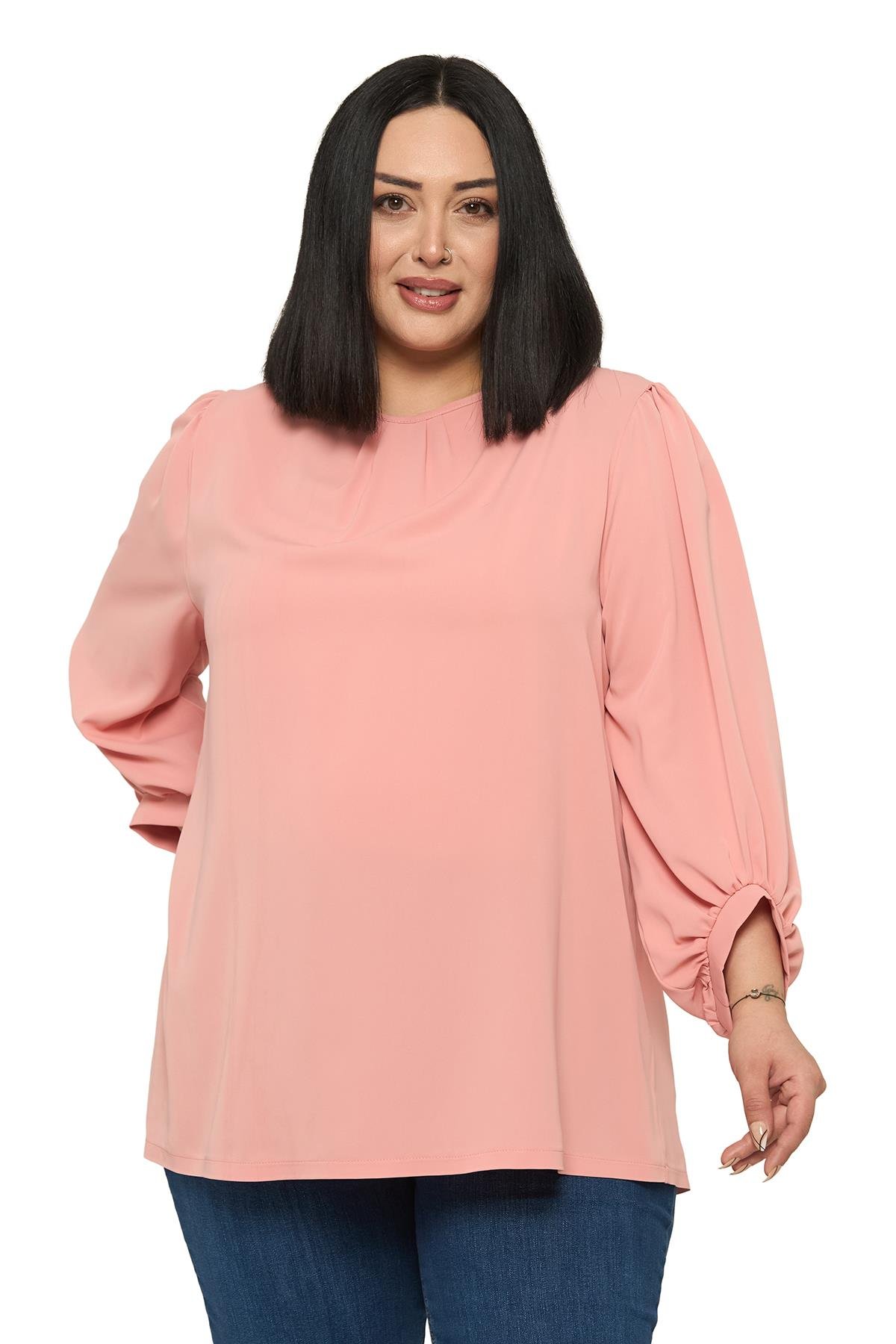 BluzDisentis Modest Büyük Beden Yuvarlak Yaka Truvakar Büzgülü Kollu Rahat Kesim Pudra BluzDISENTIS MODESTBüyük Beden Yuvarlak Yaka Truvakar Büzgülü Kollu Rahat Kesim Pudra Bluz