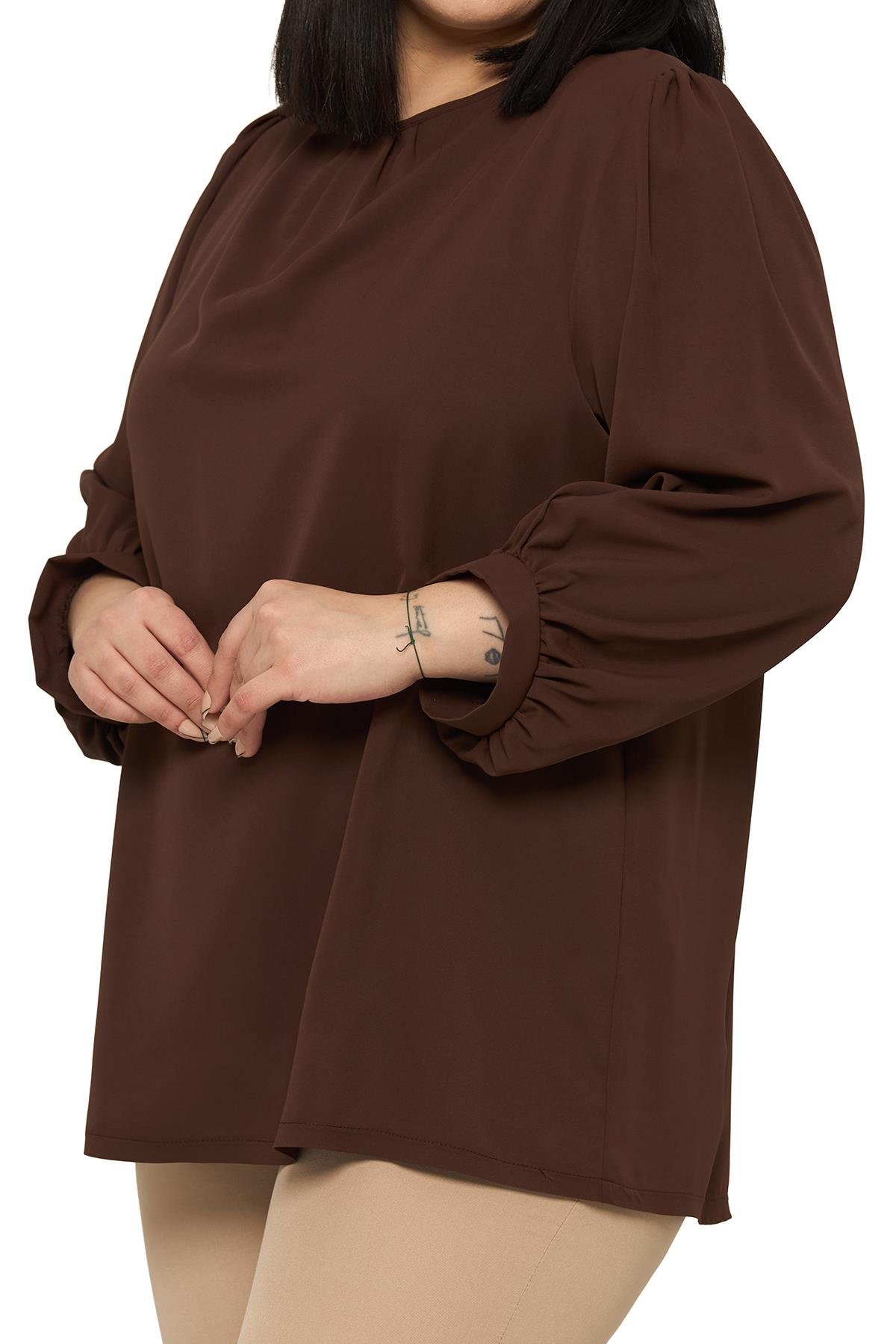 BluzDisentis Modest Büyük Beden Yuvarlak Yaka Truvakar Büzgülü Kollu Rahat Kesim Kahverengi BluzDISENTIS MODESTBüyük Beden Yuvarlak Yaka Truvakar Büzgülü Kollu Rahat Kesim Kahverengi Bluz