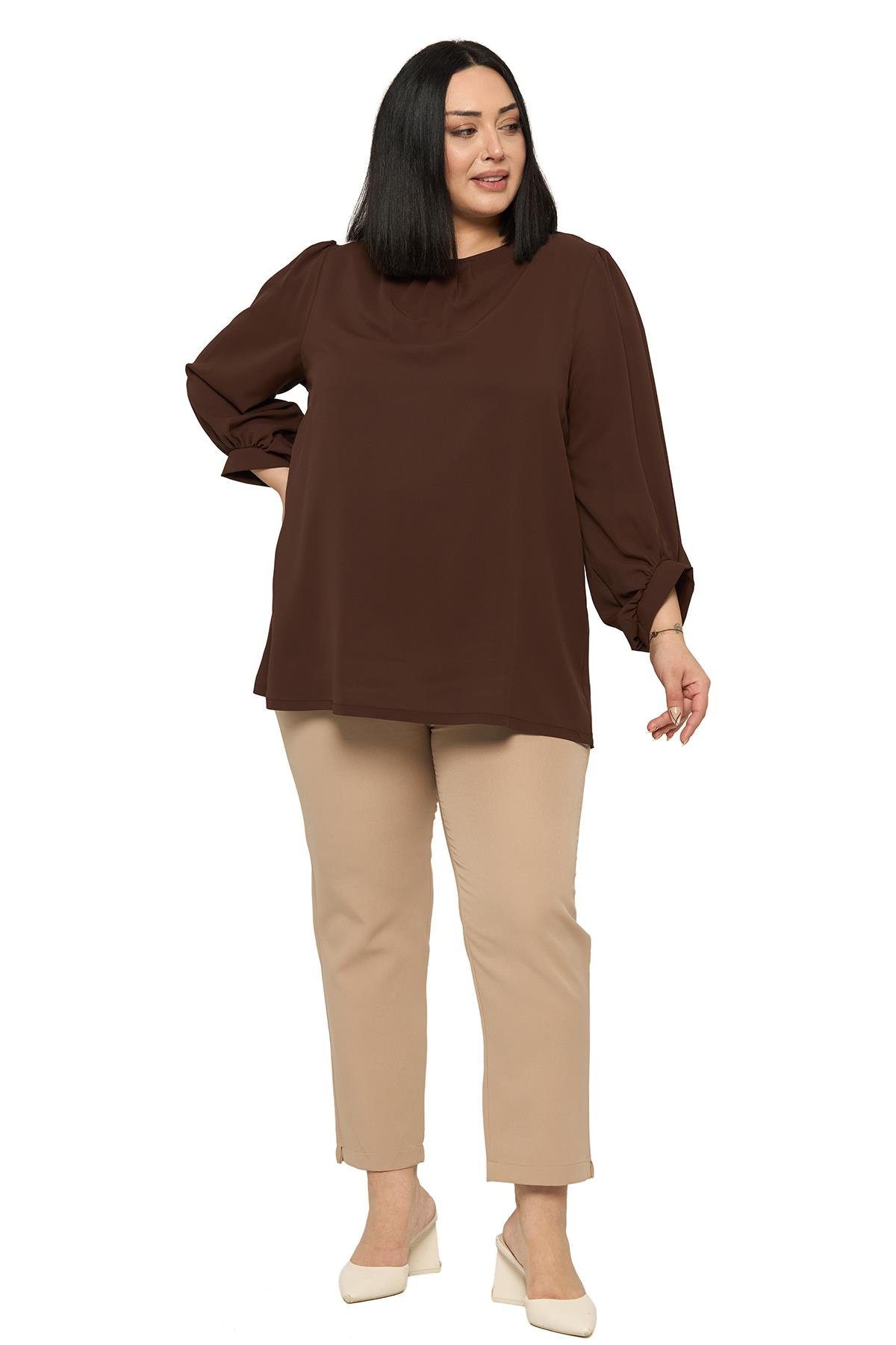 BluzDisentis Modest Büyük Beden Yuvarlak Yaka Truvakar Büzgülü Kollu Rahat Kesim Kahverengi BluzDISENTIS MODESTBüyük Beden Yuvarlak Yaka Truvakar Büzgülü Kollu Rahat Kesim Kahverengi Bluz