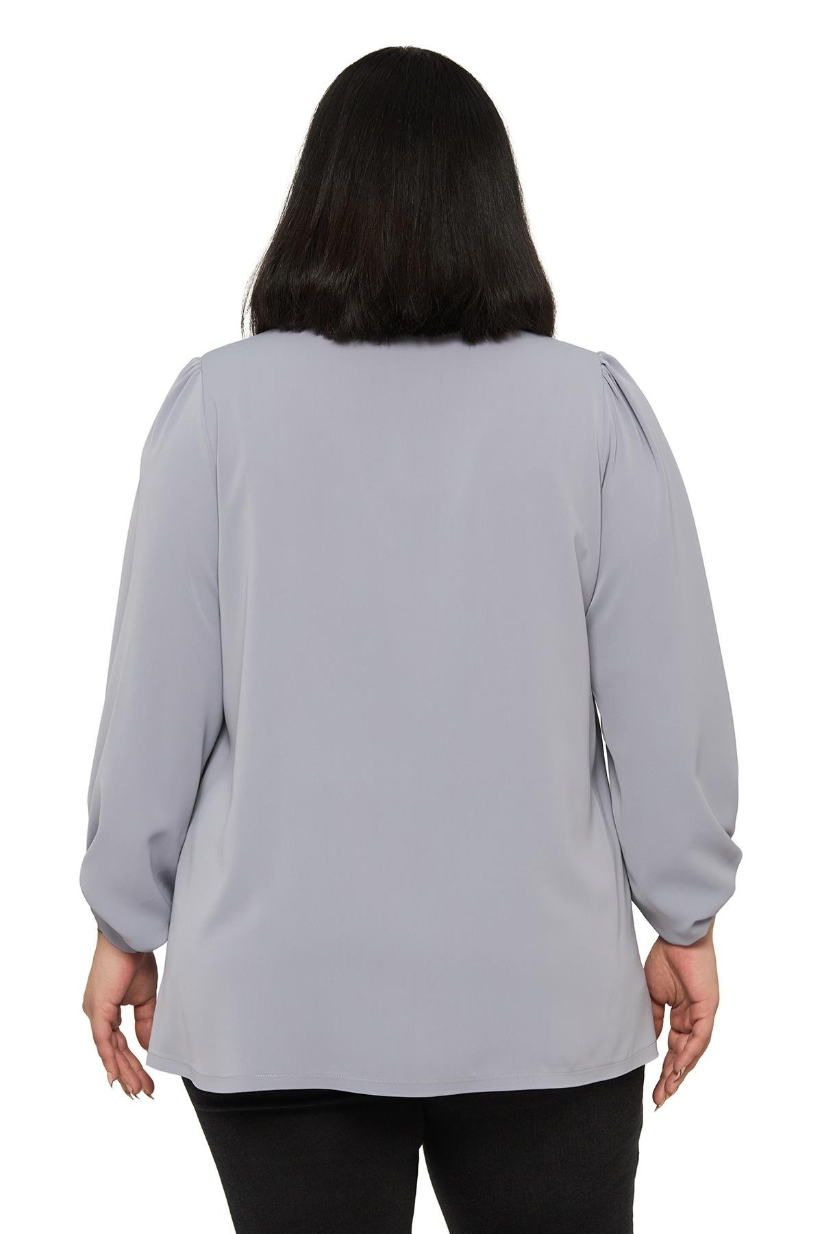 BluzDisentis Modest Büyük Beden Yuvarlak Yaka Truvakar Büzgülü Kollu Rahat Kesim Açık Gri BluzDISENTIS MODESTBüyük Beden Yuvarlak Yaka Truvakar Büzgülü Kollu Rahat Kesim Açık Gri Bluz
