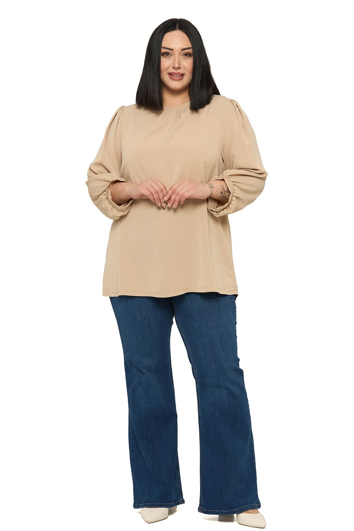 BluzDisentis Modest Büyük Beden Yuvarlak Yaka Truvakar Büzgülü Kollu Rahat Kesim Bej Rengi BluzDISENTIS MODESTBüyük Beden Yuvarlak Yaka Truvakar Büzgülü Kollu Rahat Kesim Bej Rengi Bluz
