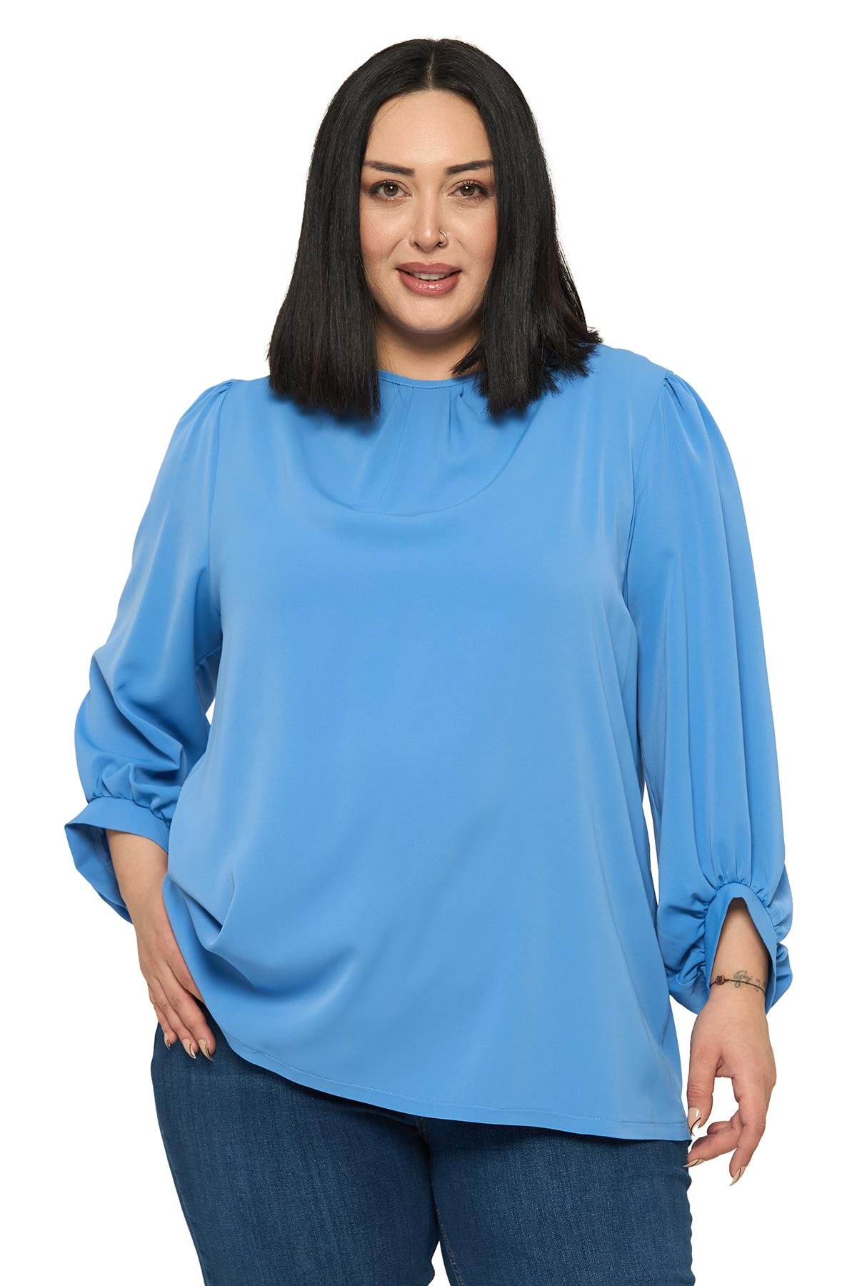 BluzDisentis Modest Büyük Beden Yuvarlak Yaka Truvakar Büzgülü Kollu Rahat Kesim İndigo BluzDISENTIS MODESTBüyük Beden Yuvarlak Yaka Truvakar Büzgülü Kollu Rahat Kesim İndigo Bluz