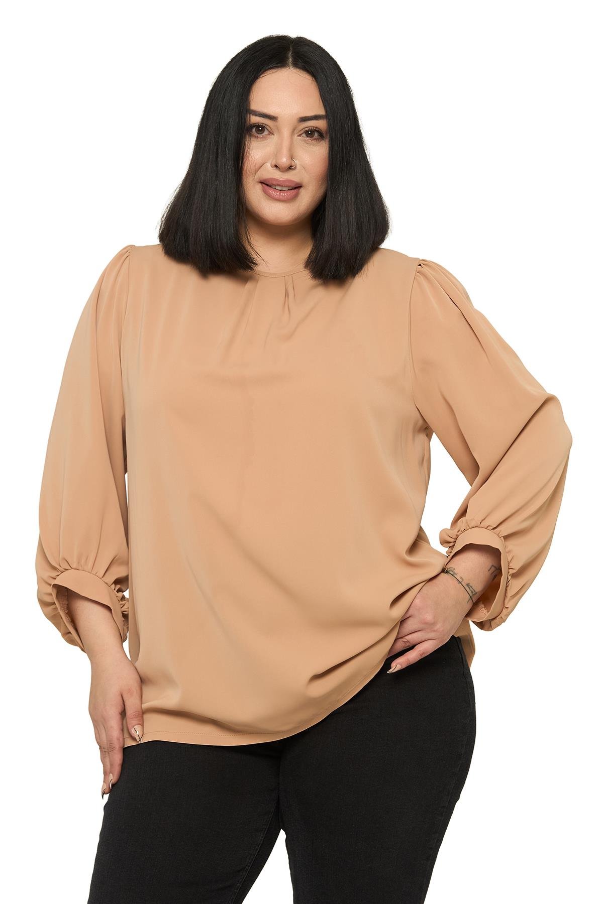 BluzDisentis Modest Büyük Beden Yuvarlak Yaka Truvakar Büzgülü Kollu Rahat Kesim Vizon BluzDISENTIS MODESTBüyük Beden Yuvarlak Yaka Truvakar Büzgülü Kollu Rahat Kesim Vizon Bluz