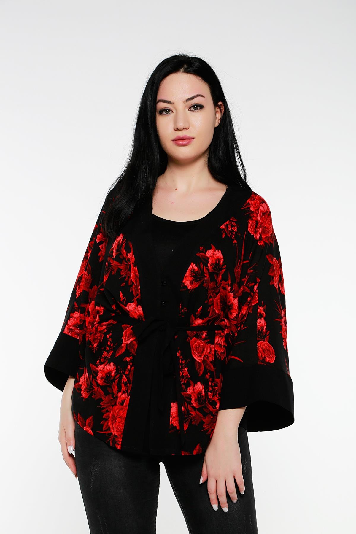 Bolero | Kimono | KapdisentisÖnden Bağlamalı ve Düğmeli Kolları Geniş Büyük Çiçekli Kırmızı Siyah Kimono