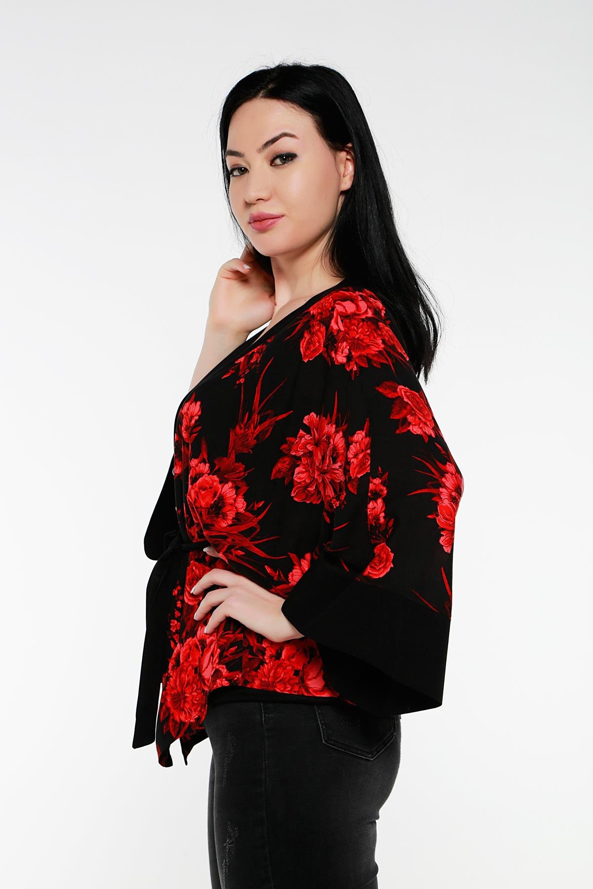 Bolero | Kimono | KapdisentisÖnden Bağlamalı ve Düğmeli Kolları Geniş Büyük Çiçekli Kırmızı Siyah Kimono