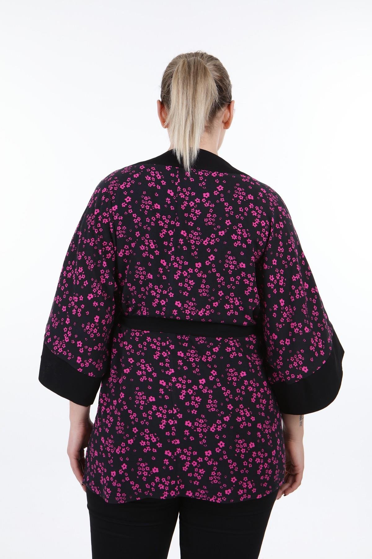 Bolero | Kimono | KapÖnden Bağlamalı ve Düğmeli Kolları Geniş Küçük Çiçekli Siyah Fuşya KimonodisentisÖnden Bağlamalı ve Düğmeli Kolları Geniş Küçük Çiçekli Siyah Fuşya Kimono
